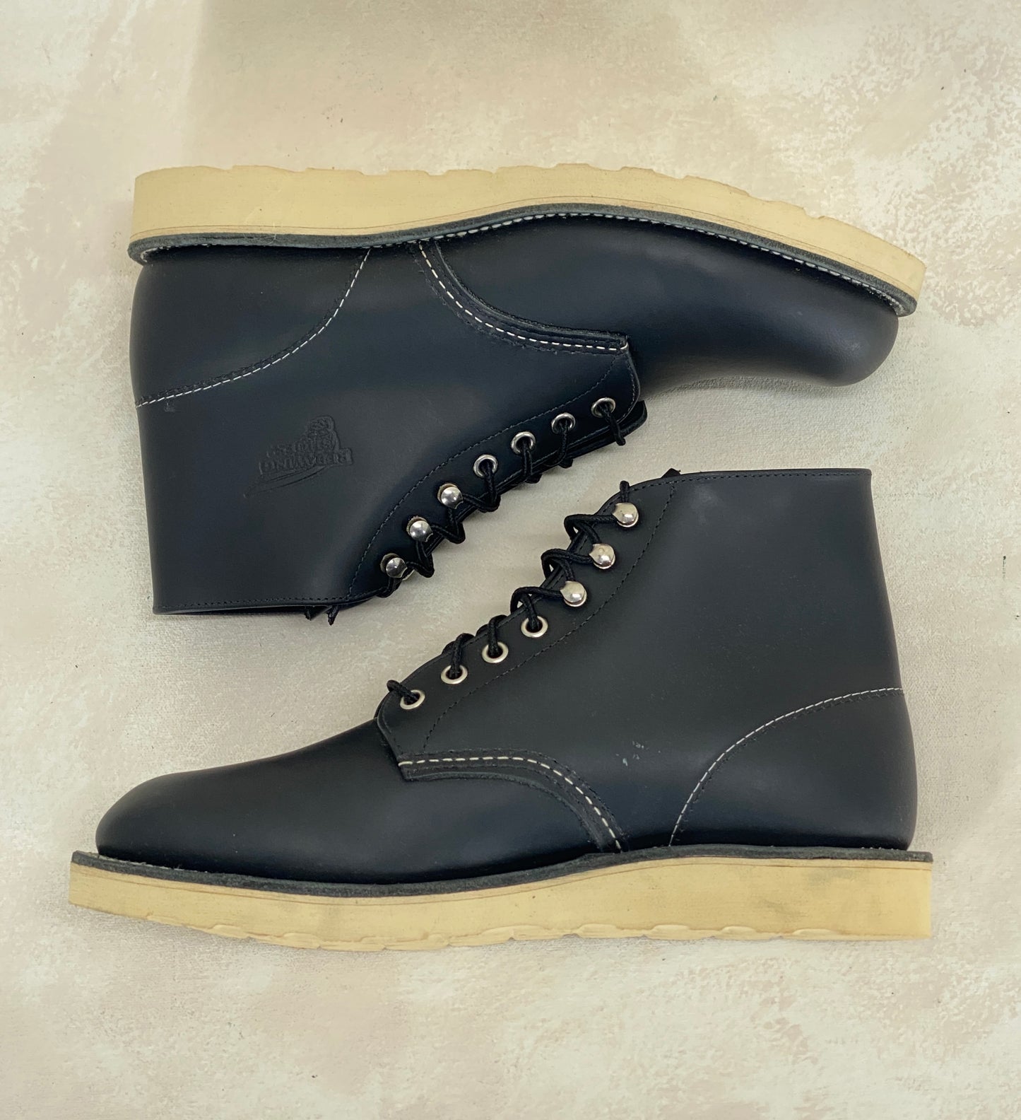 Red Wing Size 9.5 D (42.5 EU) 8165 is a classic 6-inch round-toe boot Black Factory Second