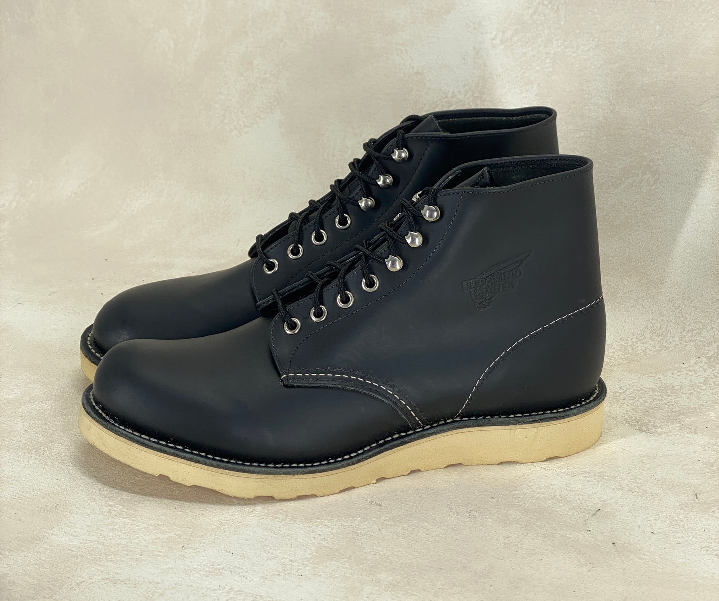 Red Wing Size 9.5 D (42.5 EU) 8165 is a classic 6-inch round-toe boot Black Factory Second