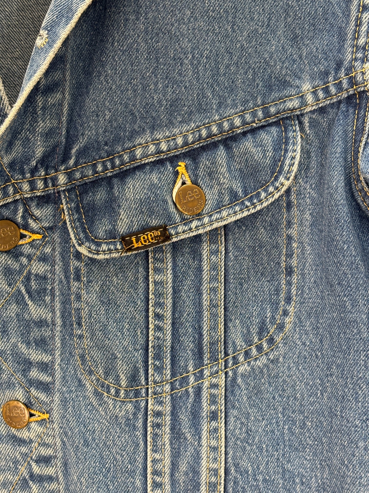 Size 36US / 46EU. Authentic 1970s Lee Denim Jacket – Made in USA – Two Chest Pockets