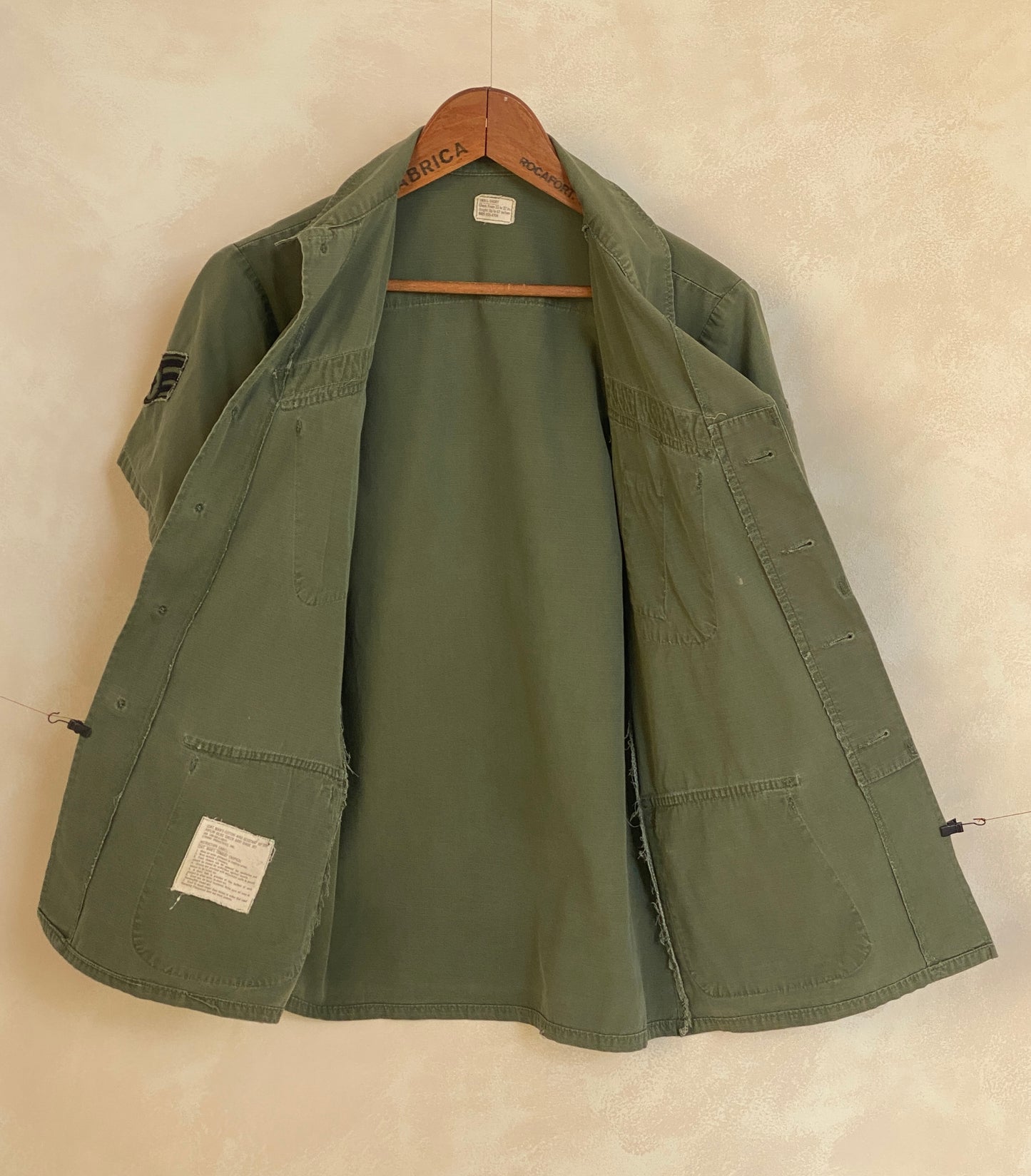 Small Short. Authentic 1969 US Army vintage Vietnam jungle jacket. Military