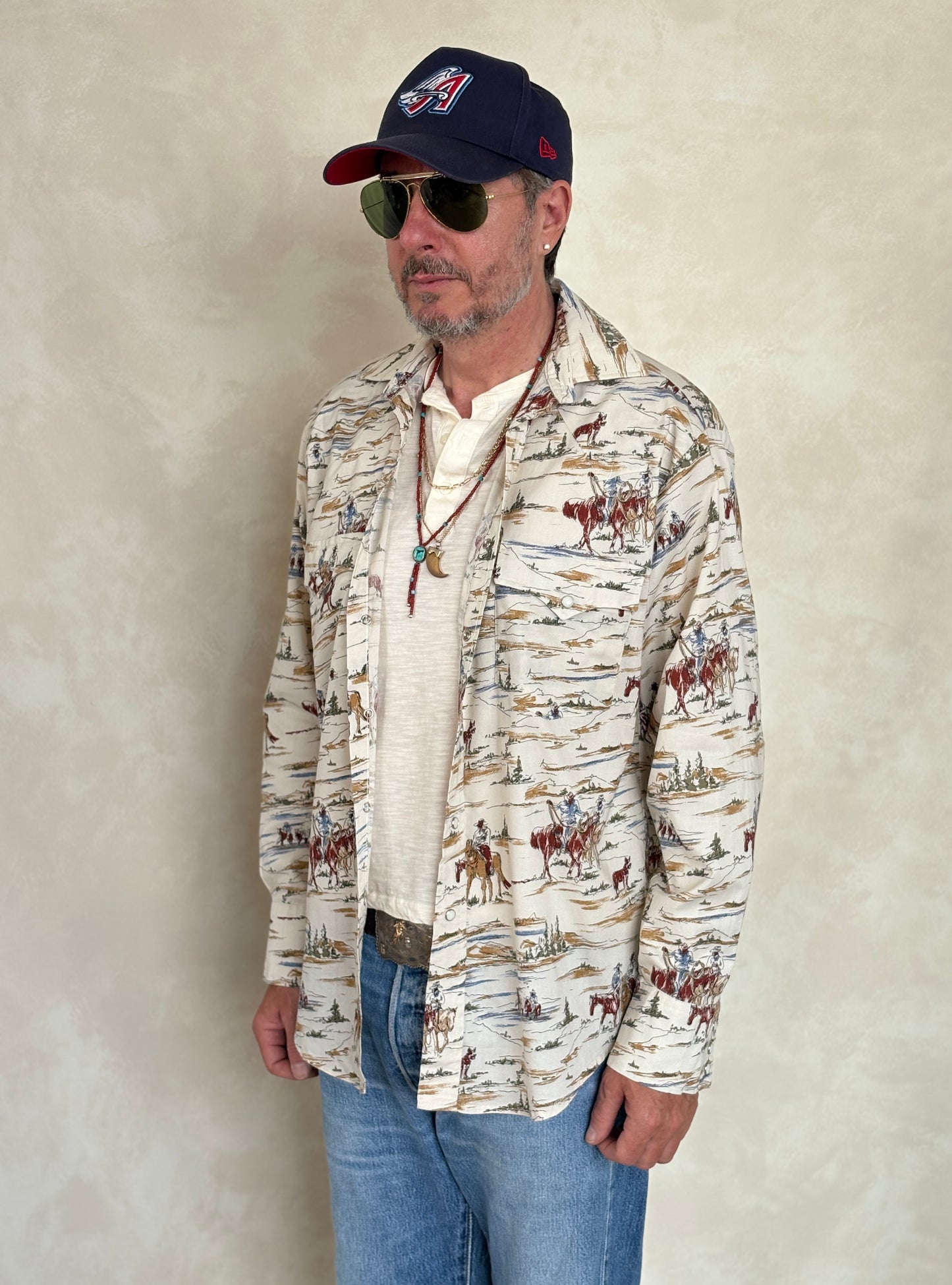 Size M. Authentic Vintage 80’s Western scenic print Shirt.