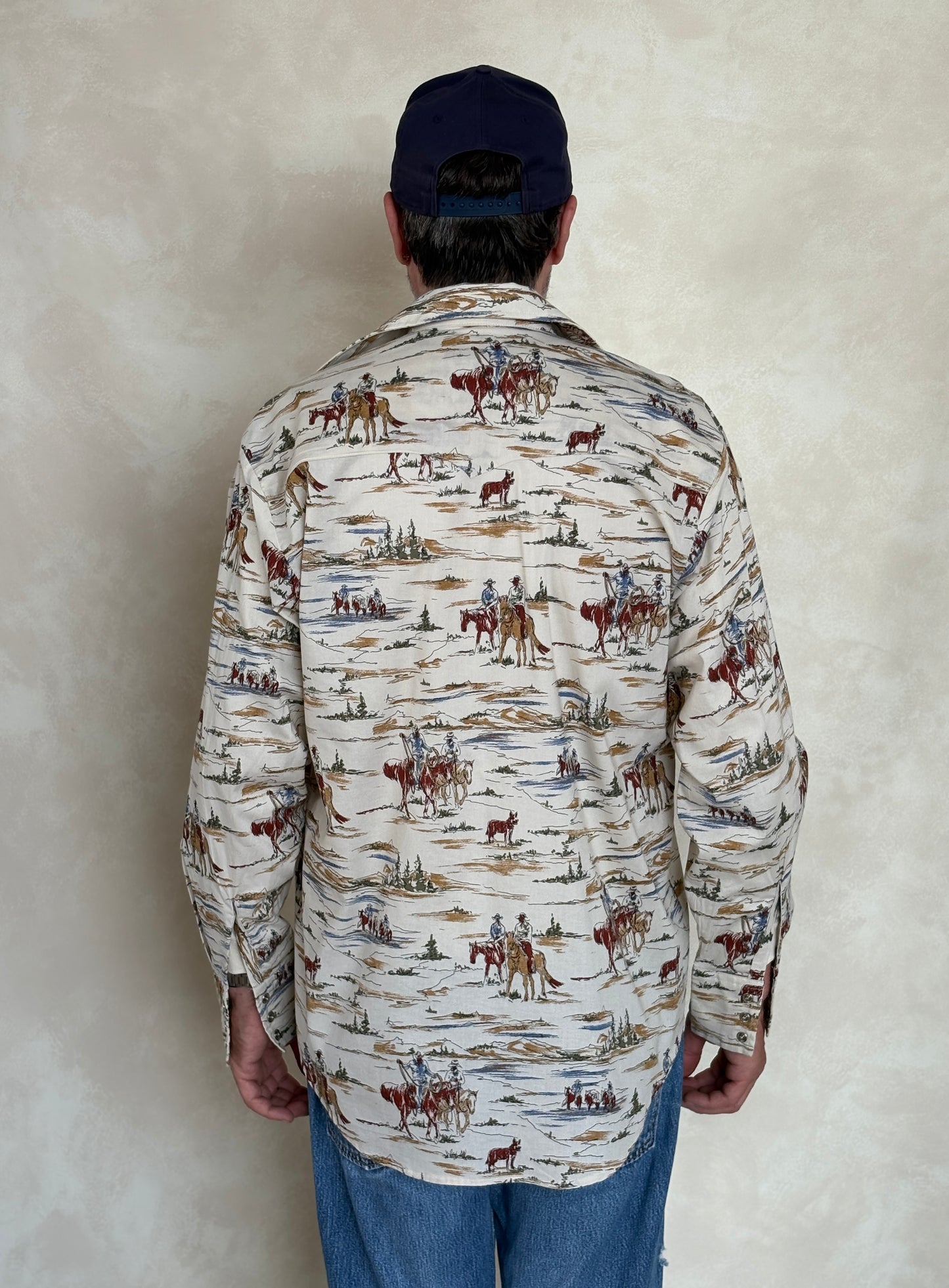 Size M. Authentic Vintage 80’s Western scenic print Shirt.