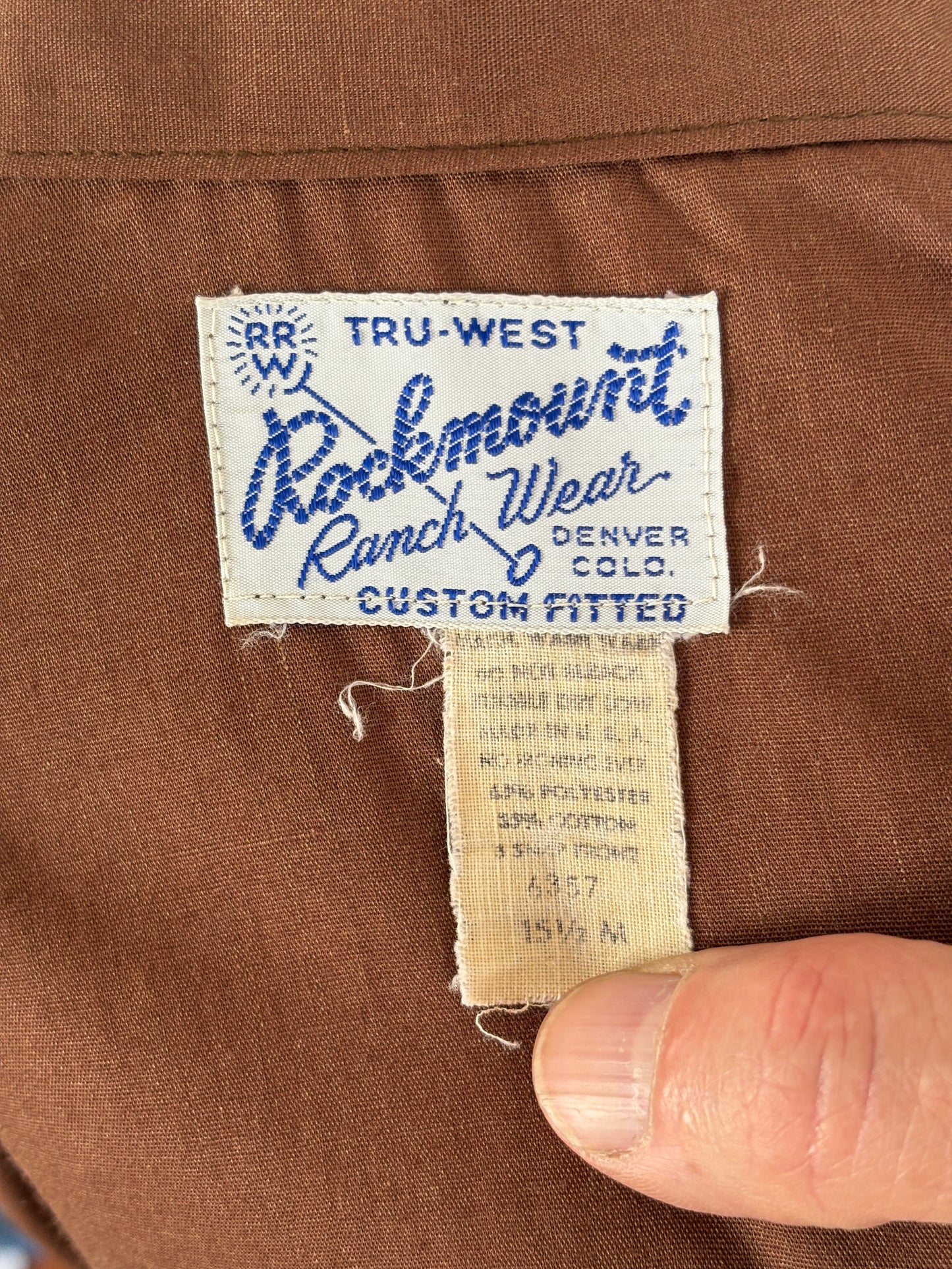 Size M. Authentic Vintage 70’s embroidered Western Shirt —