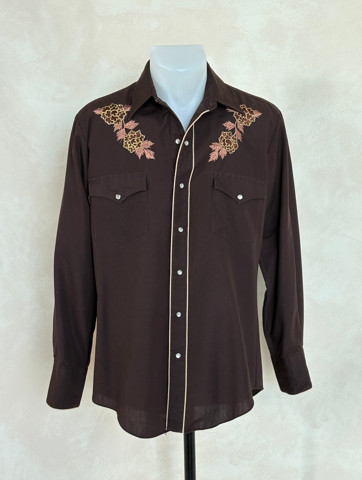Size M. Authentic Vintage 70’s embroidered Western Shirt