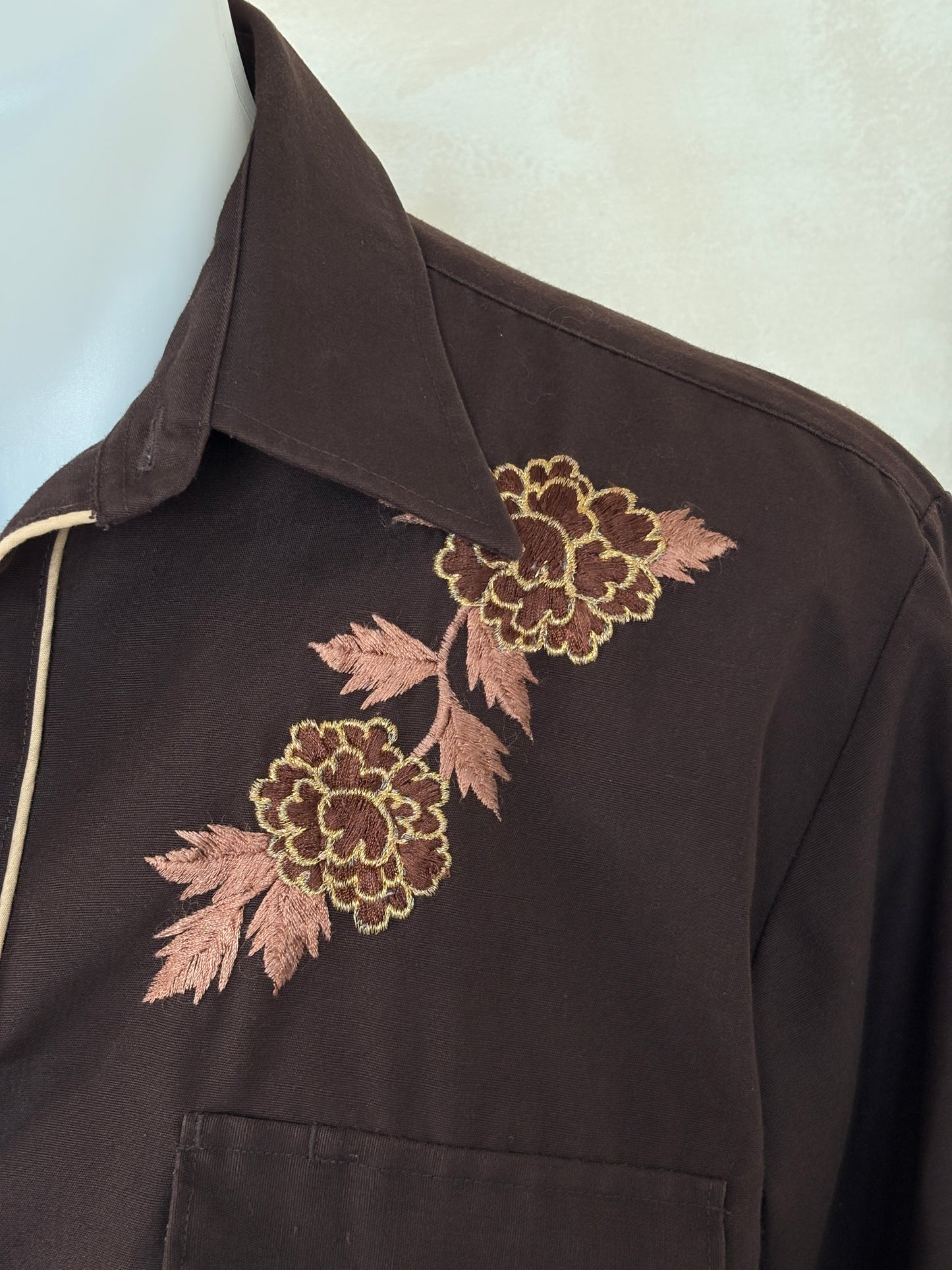 Size M. Authentic Vintage 70’s embroidered Western Shirt