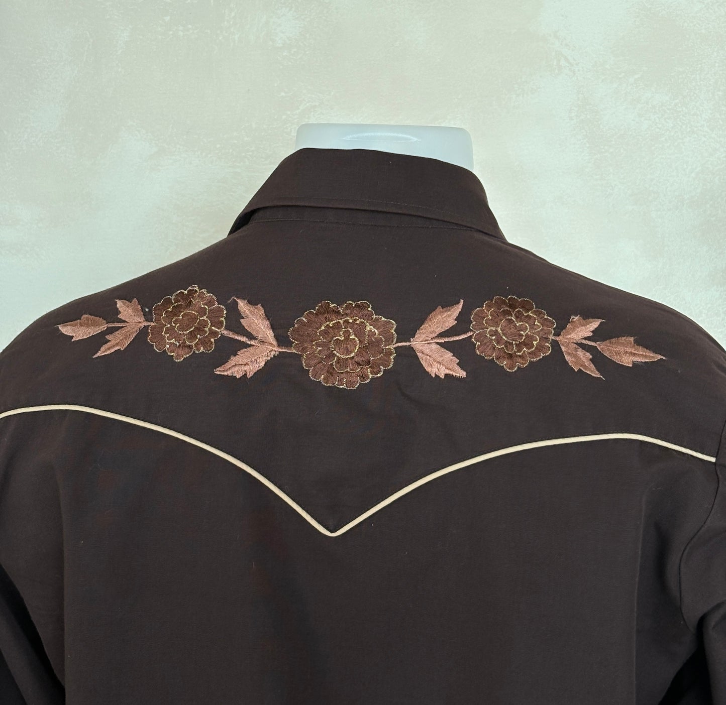 Size M. Authentic Vintage 70’s embroidered Western Shirt