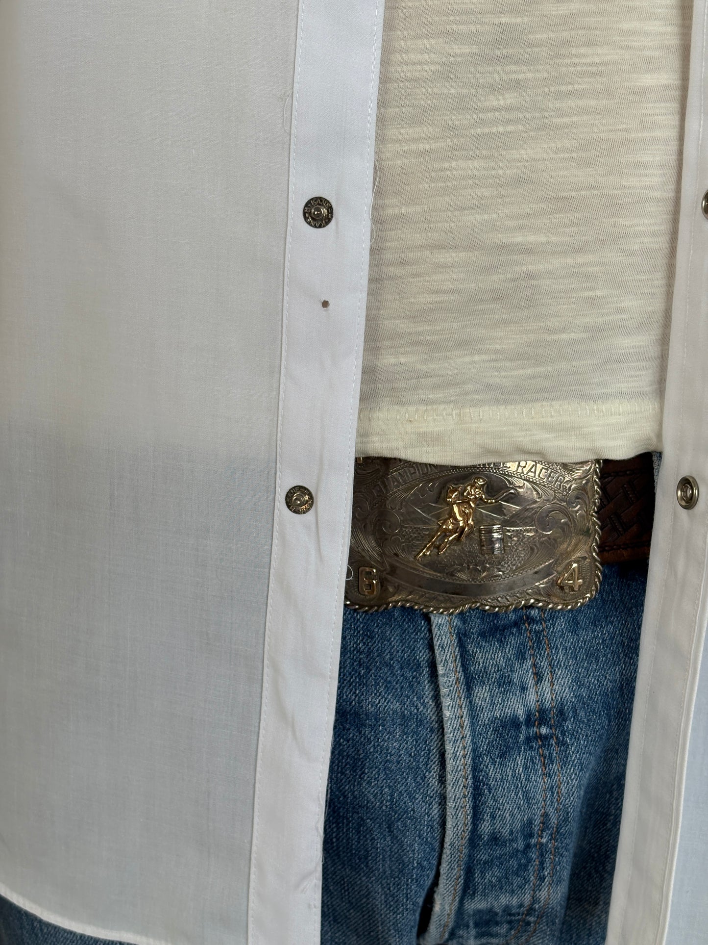 Size M. Authentic Vintage 80’s embroidered Western Shirt