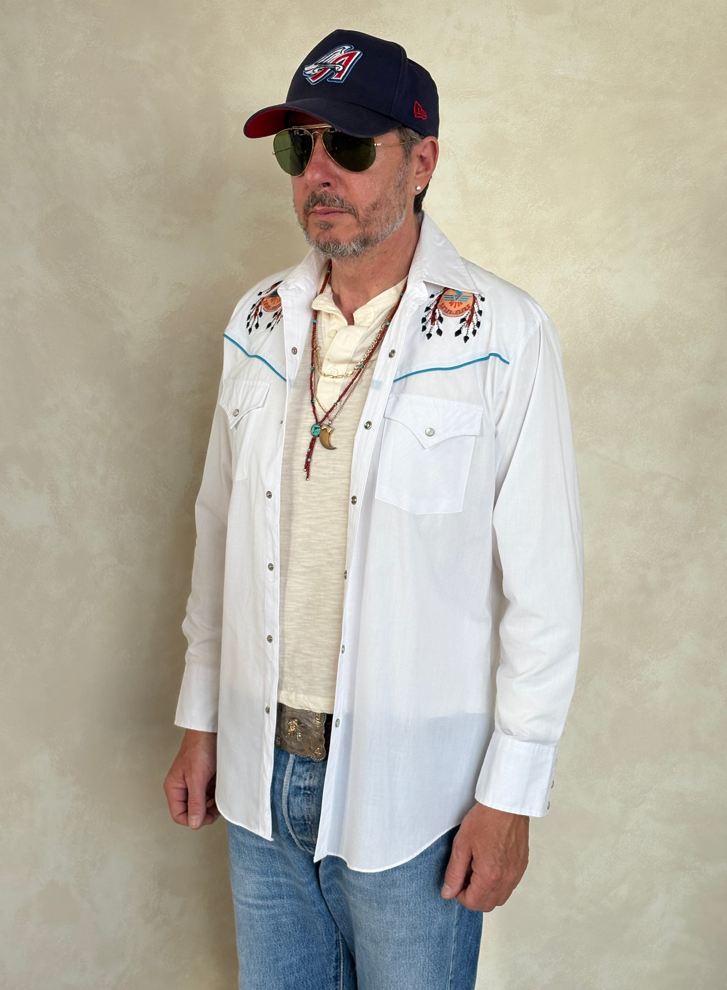 Size M. Authentic Vintage 80’s embroidered Western Shirt