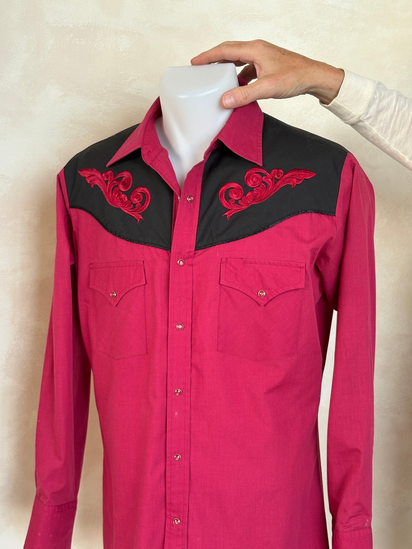 Size M. Authentic 70’s embroidered shirt Western Shirt