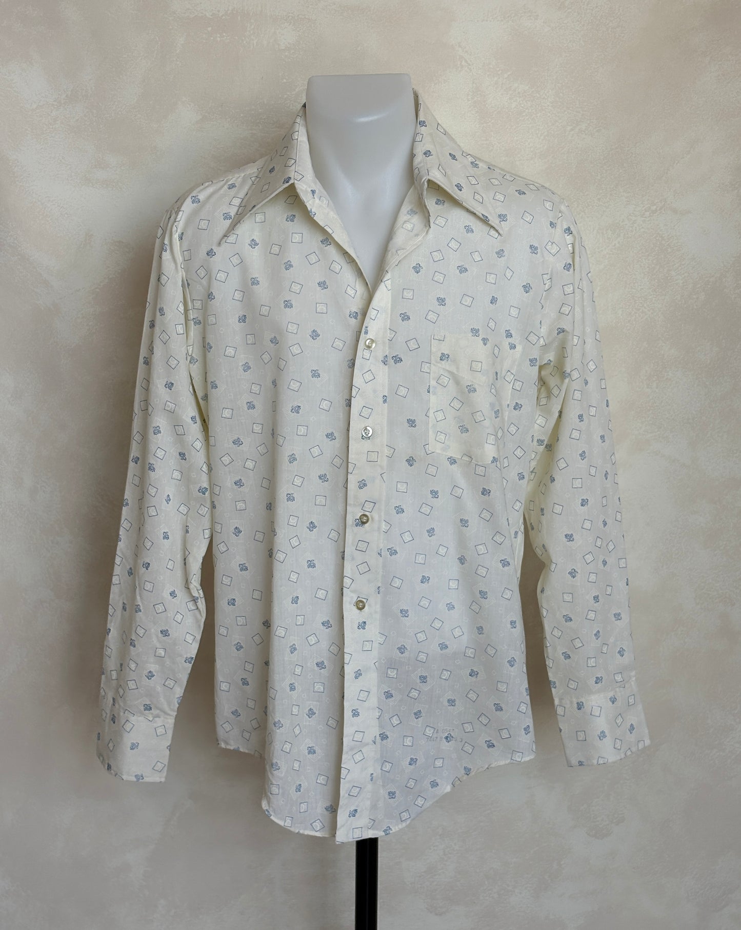 Size M. Vintage 70’s Shirt — Long Sleeve — Graphic Print — Retro Summer Festival Shirt