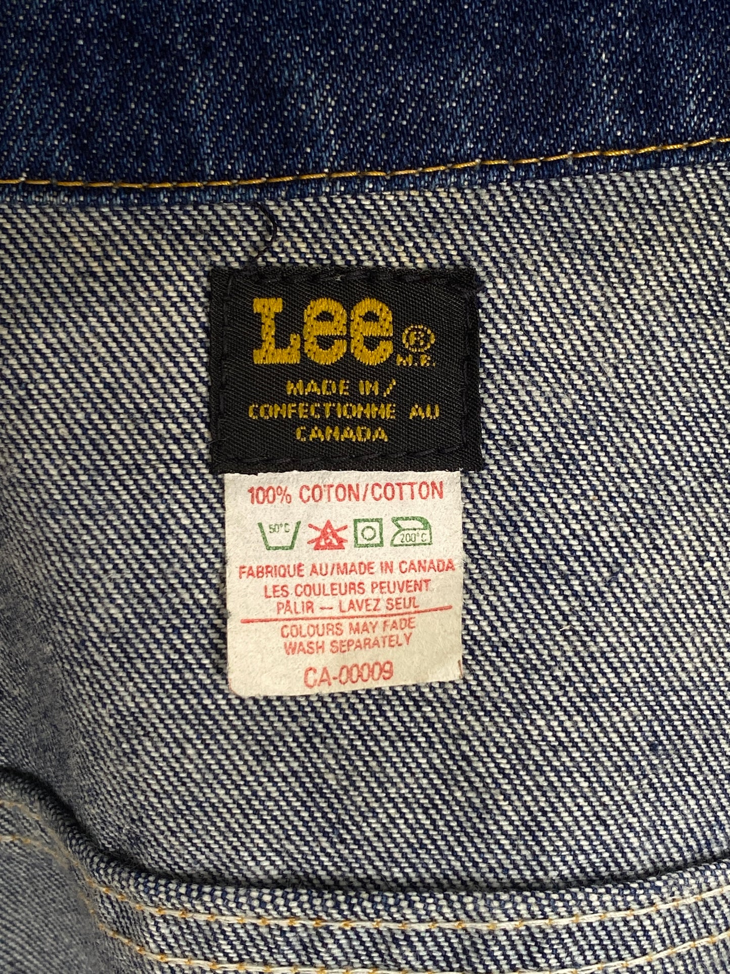 Size 42 US / 52 EU . Vintage Lee 2 pockets jacket Made in Canada.