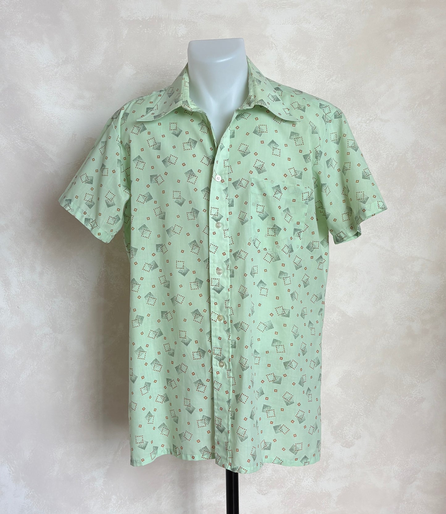 Size M. Vintage 70’s Grand Prix Shirt — Light Green Printed Casual Shirt — Summer Retro Look