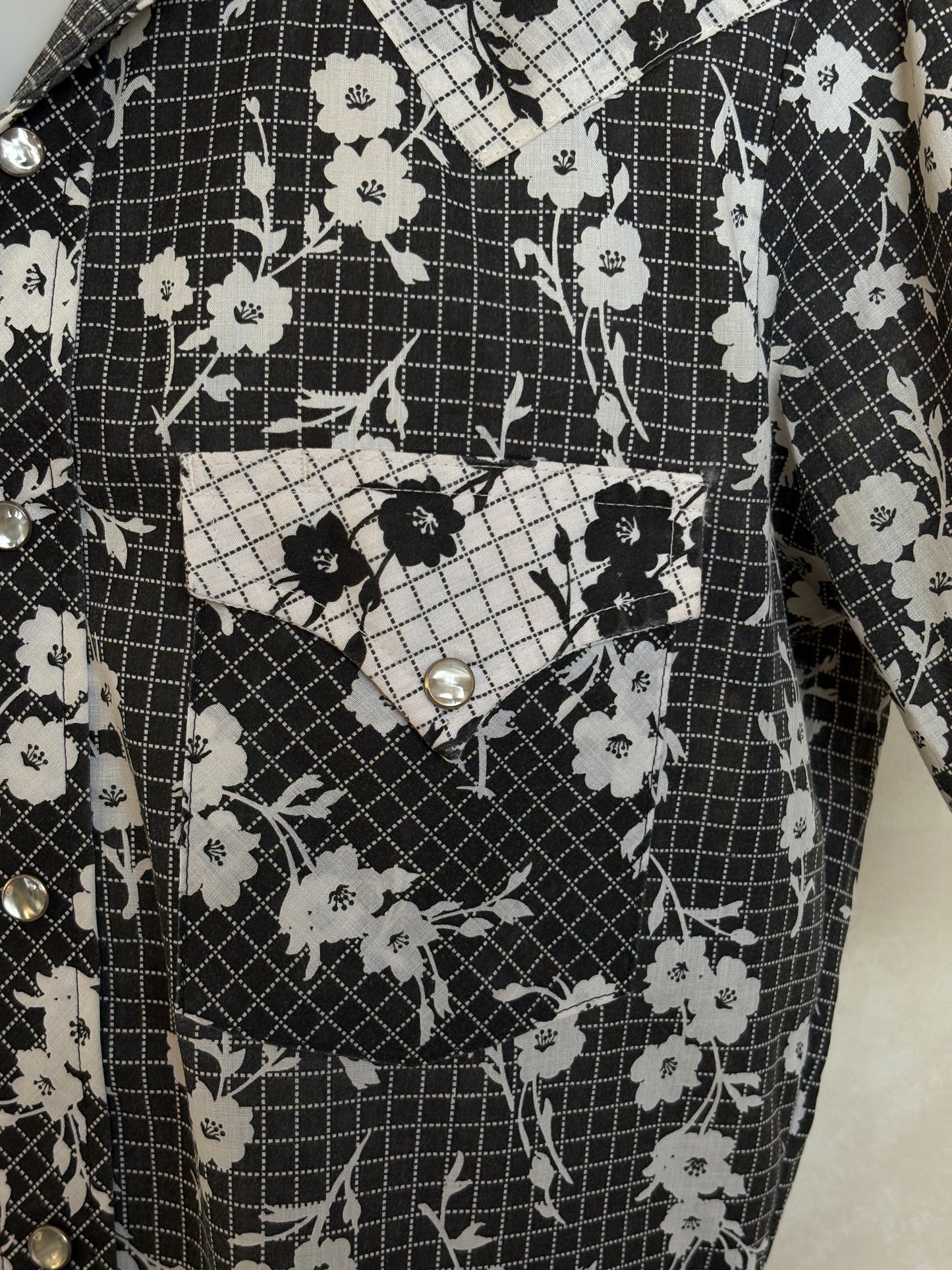 Size M. Authentic 70’s Ely Plain Western Shirt — Vintage Print