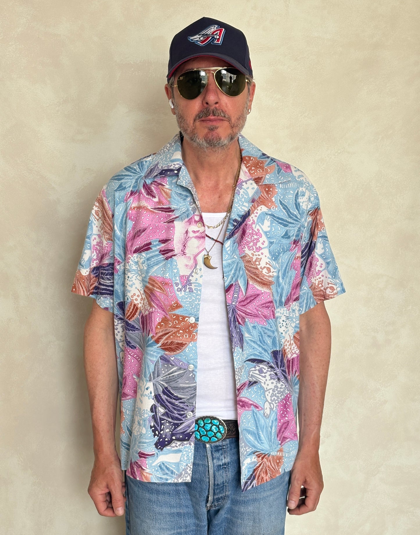 Large. Vintage 80s Hawaiian cotton shirt made by Hilo Hattie in Hawaii