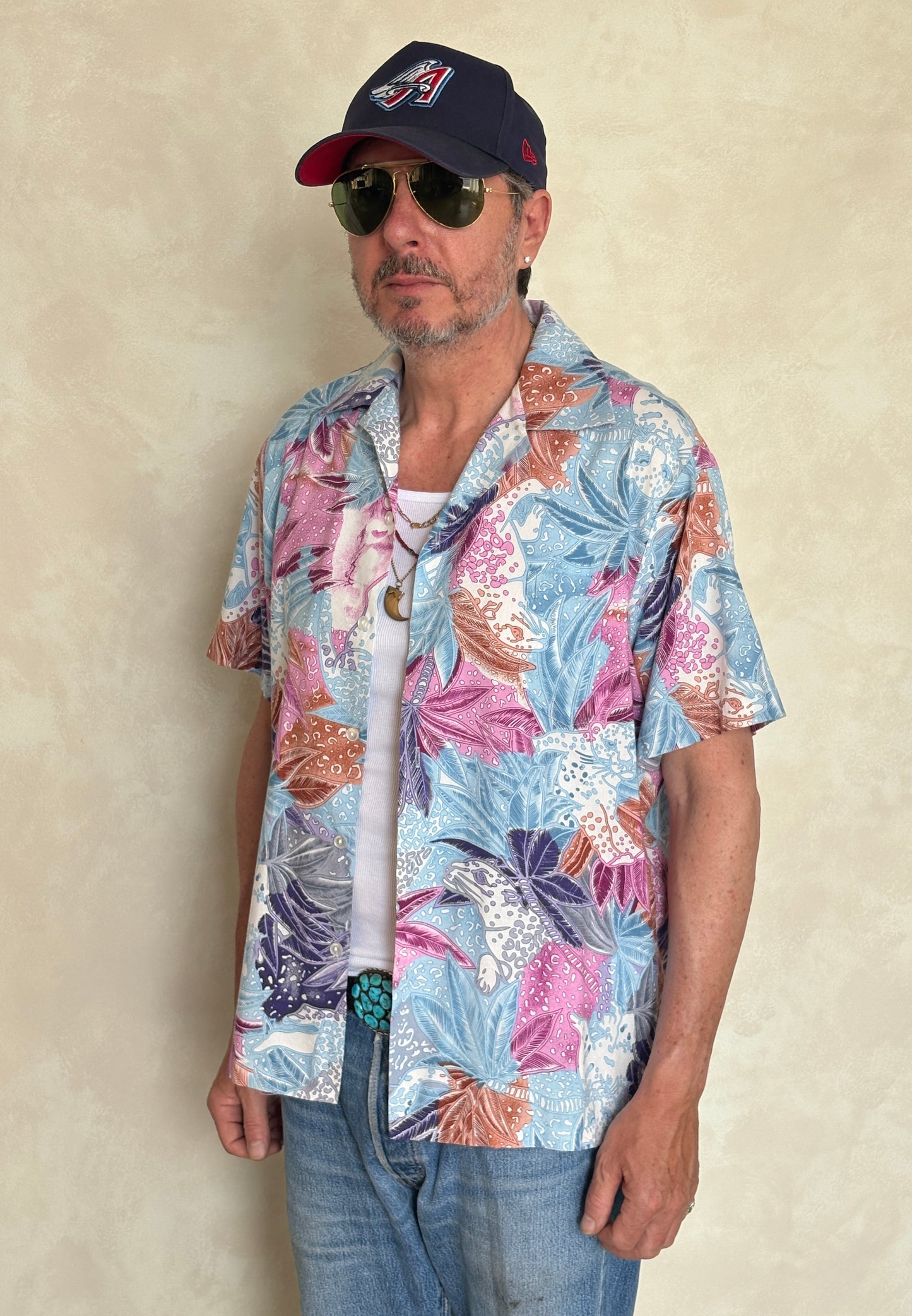 Large. Vintage 80s Hawaiian cotton shirt made by Hilo Hattie in Hawaii
