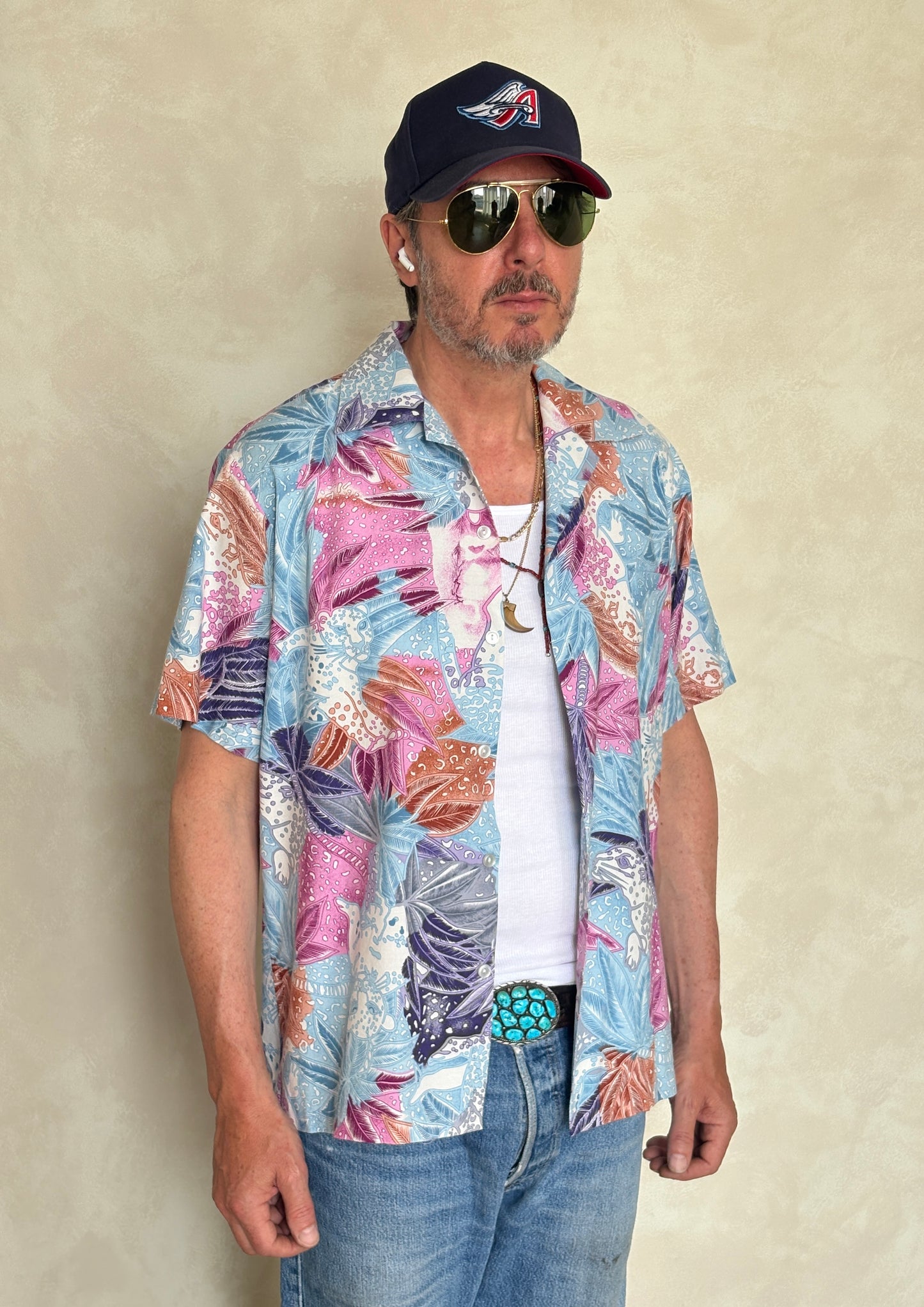 Large. Vintage 80s Hawaiian cotton shirt made by Hilo Hattie in Hawaii