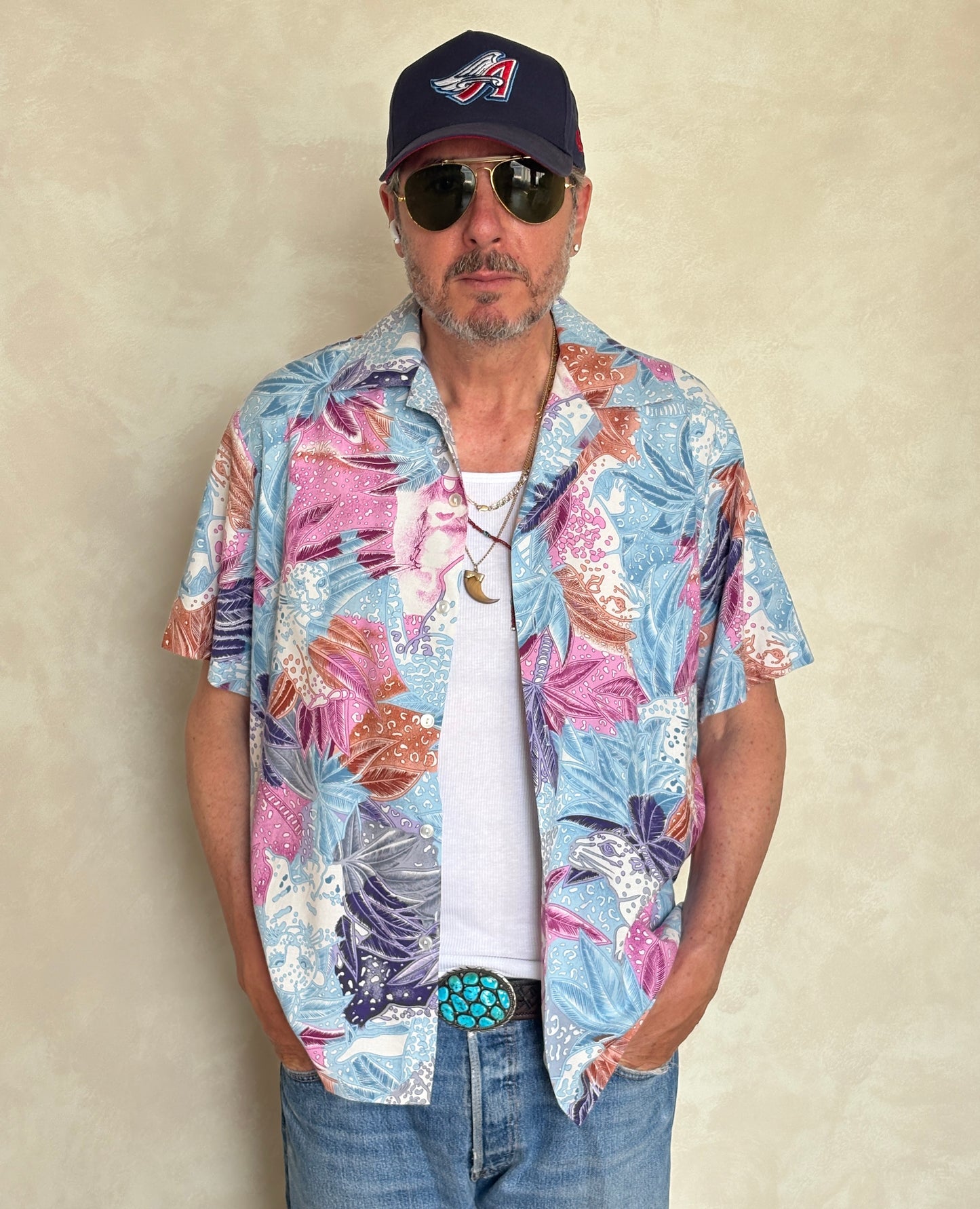 Large. Vintage 80s Hawaiian cotton shirt made by Hilo Hattie in Hawaii
