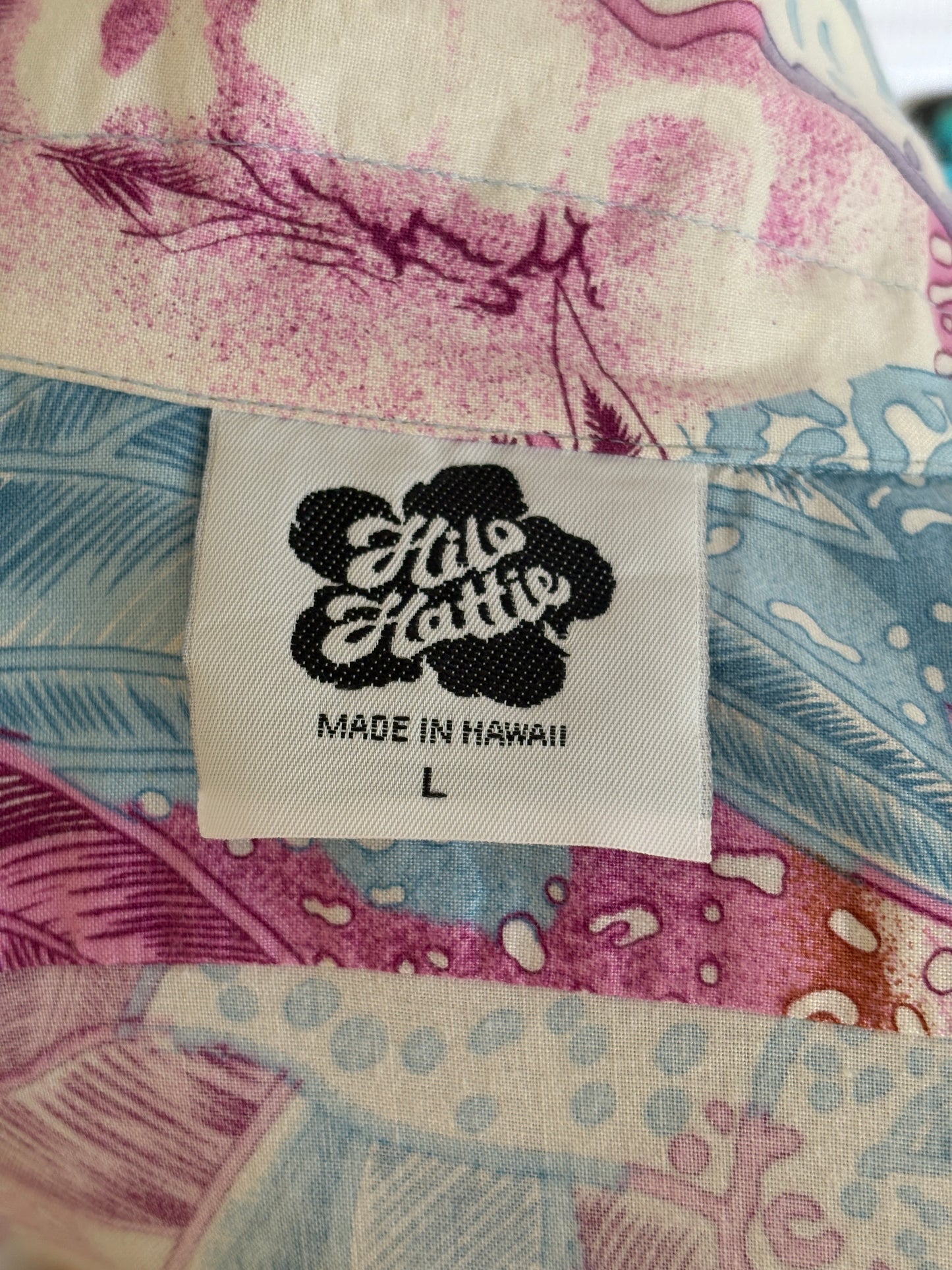 Large. Vintage 80s Hawaiian cotton shirt made by Hilo Hattie in Hawaii