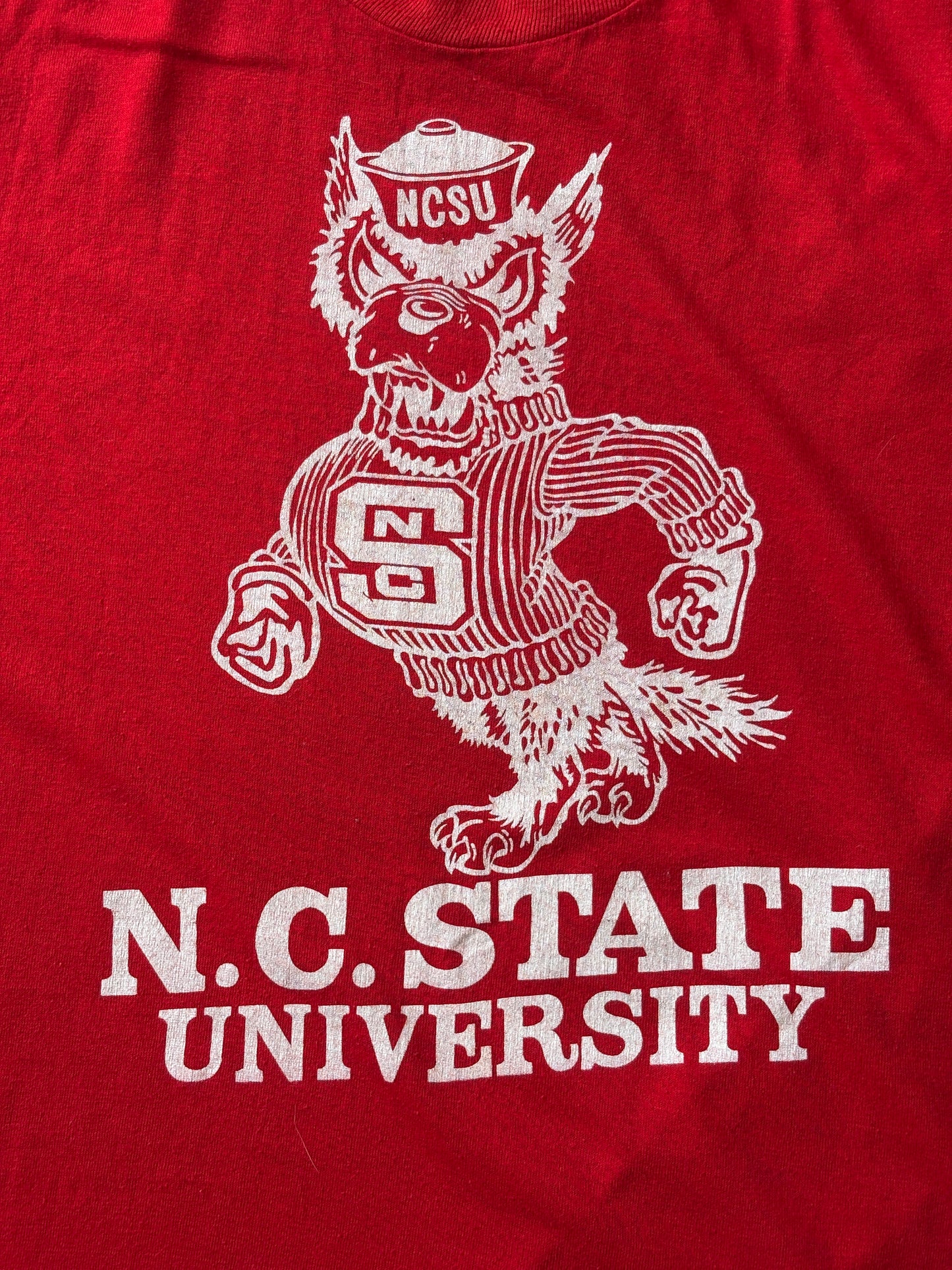 Vintage 80s NC State University T-Shirt Red Wolfpack Mascot Graphic Tee NCSU College Sports. Med