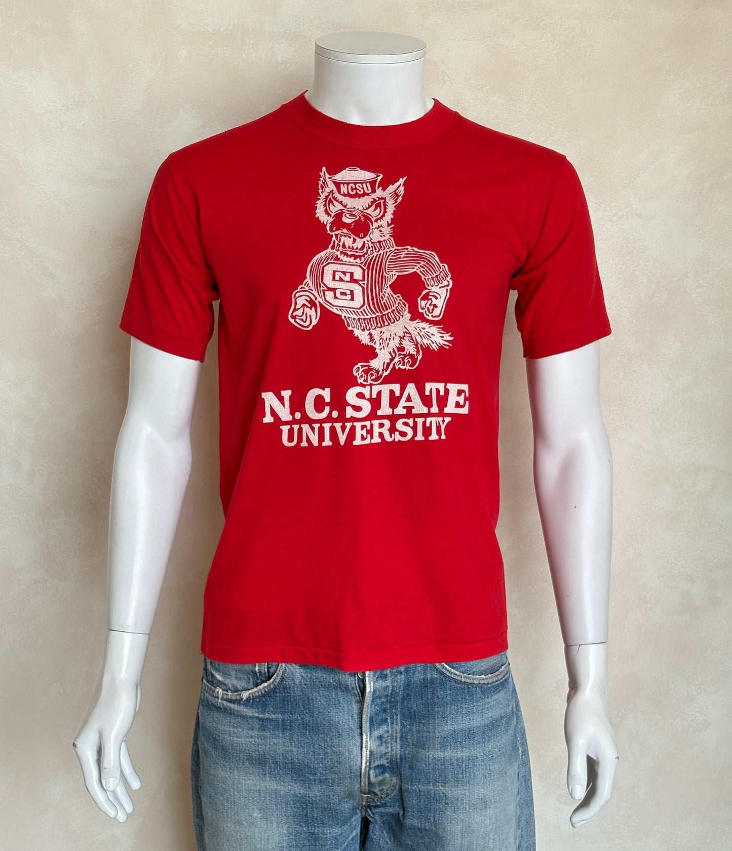 Vintage 80s NC State University T-Shirt Red Wolfpack Mascot Graphic Tee NCSU College Sports. Med