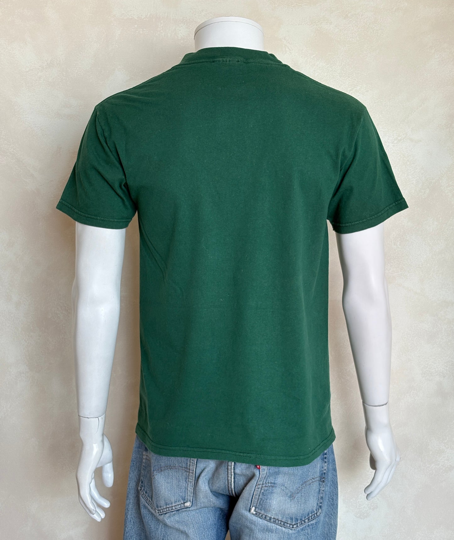 Vintage University of Hawaii Rainbows tee – bold NCAA football style with retro rainbow helmet graphic. Med