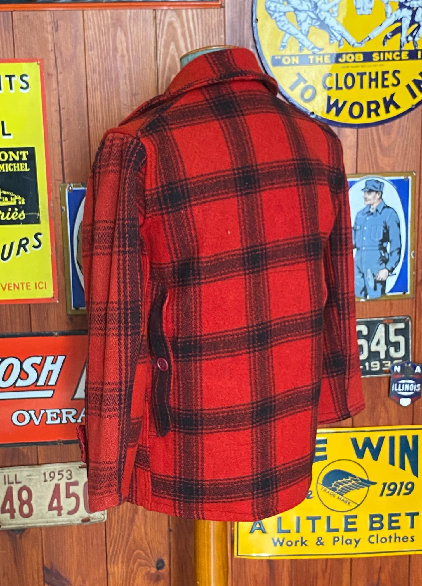 Size Small. Vintage 1940s Sears Roebuck plaid wool hunting jacket
