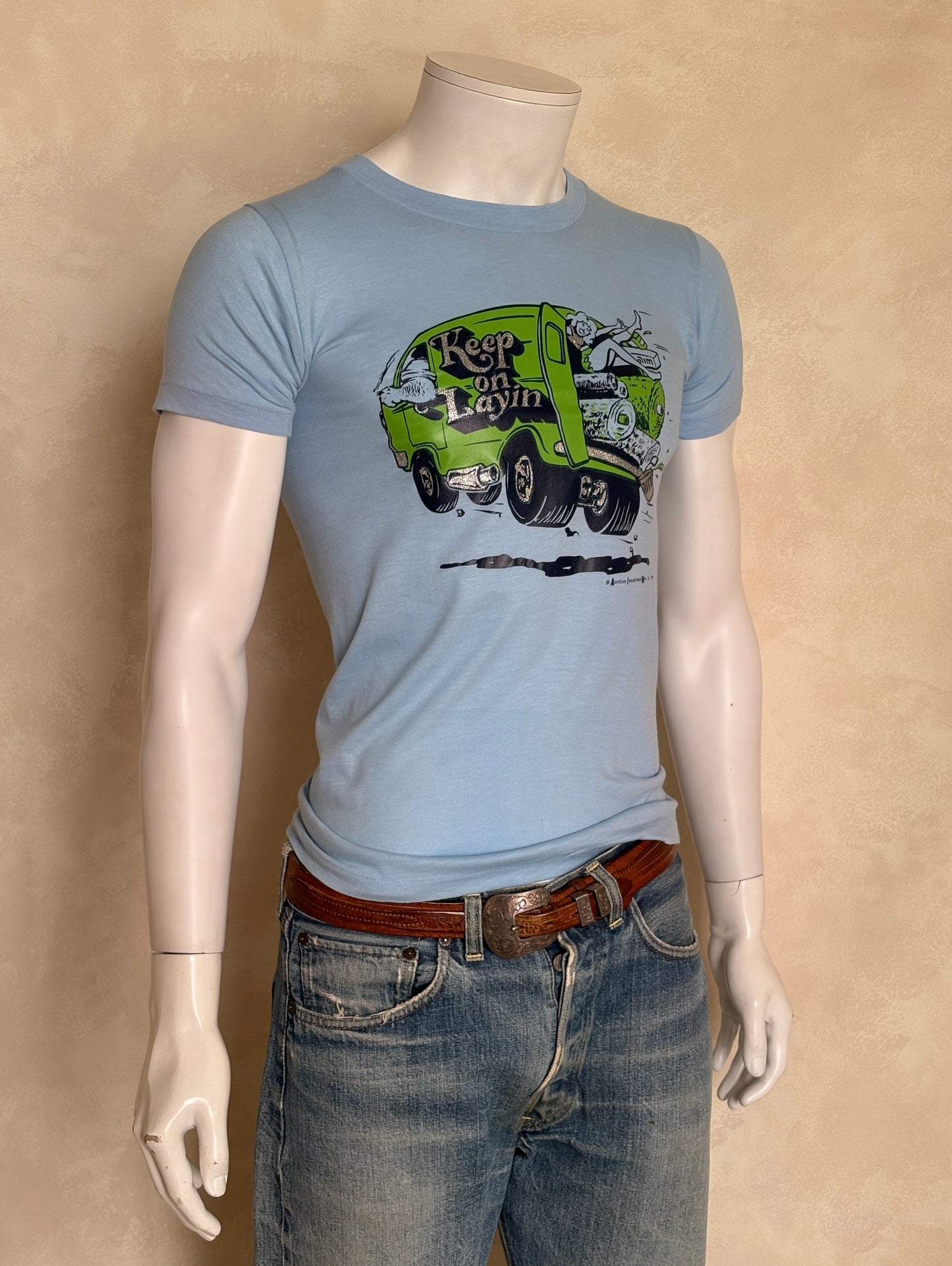 Vintage 1978 ‘Keep on Layin’ tee – wild 70s van graphic with cheeky carpet installer humor. Small