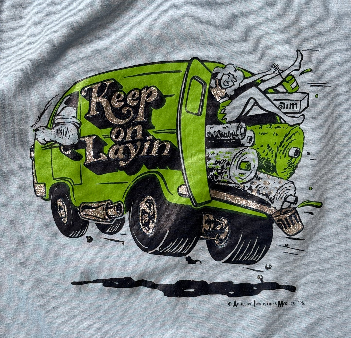 Vintage 1978 ‘Keep on Layin’ tee – wild 70s van graphic with cheeky carpet installer humor. Small