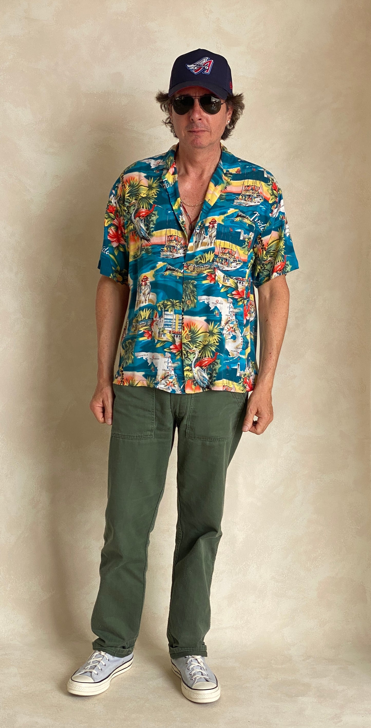 Size Medium. Vintage 90s Hawaiian shirt