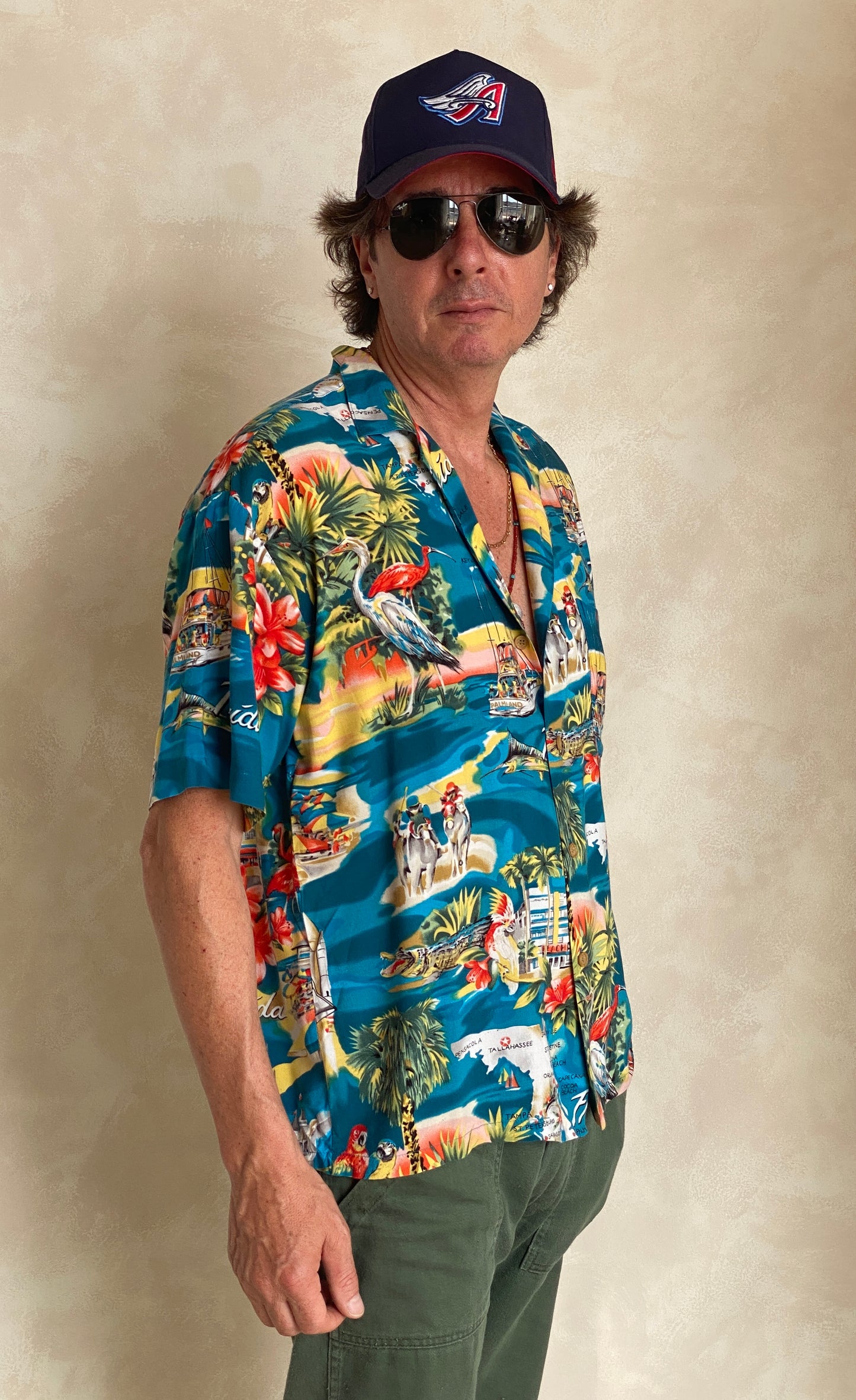 Size Medium. Vintage 90s Hawaiian shirt