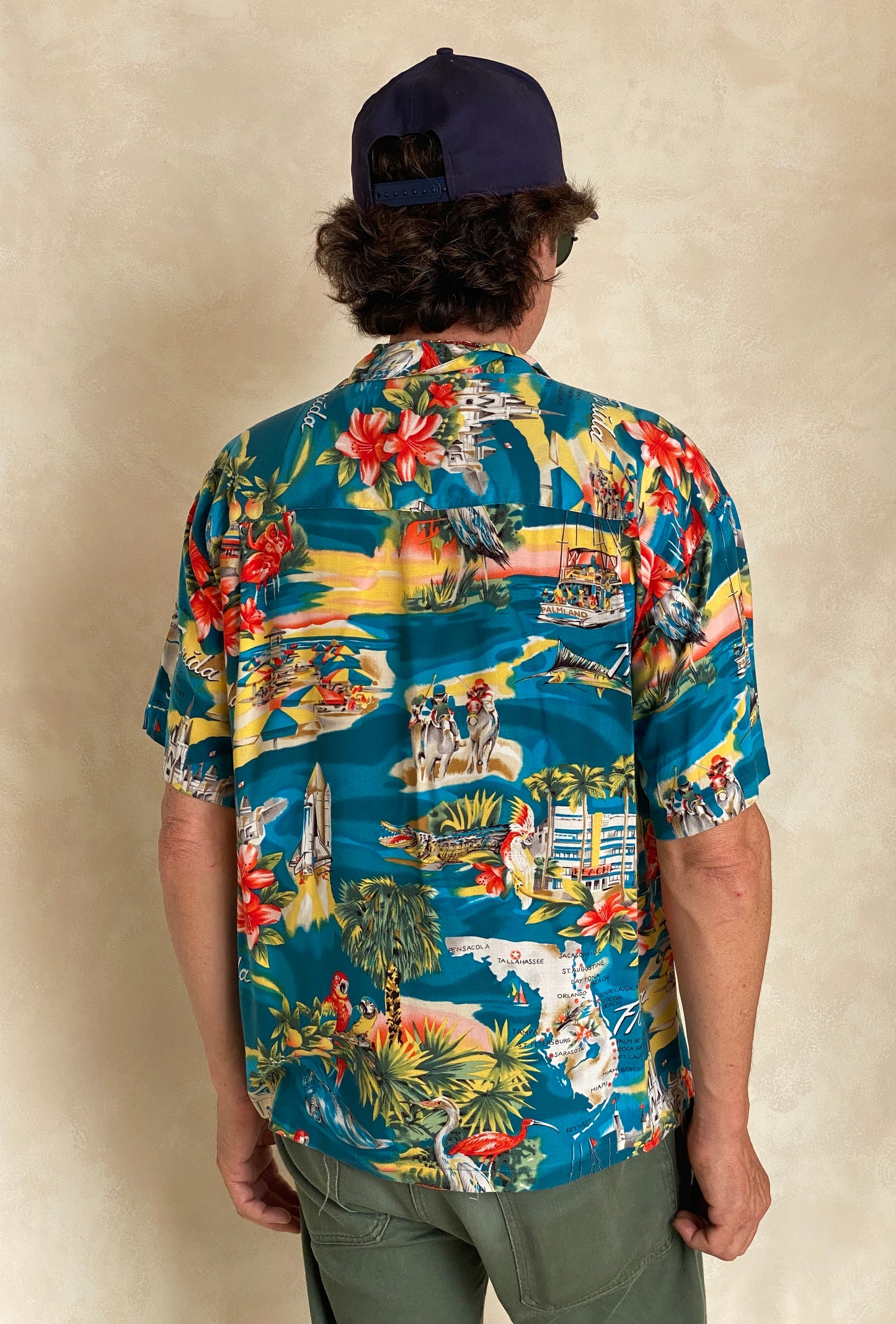 Size Medium. Vintage 90s Hawaiian shirt