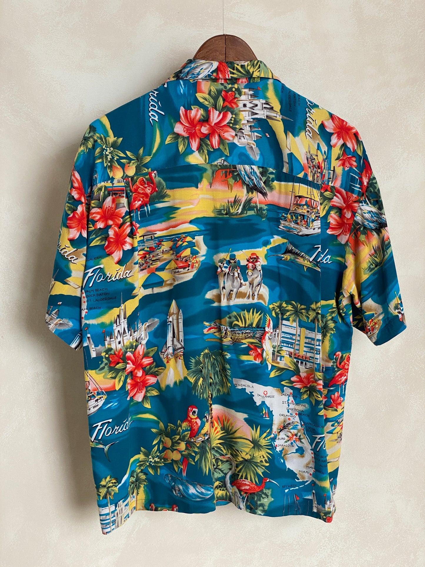 Size Medium. Vintage 90s Hawaiian shirt