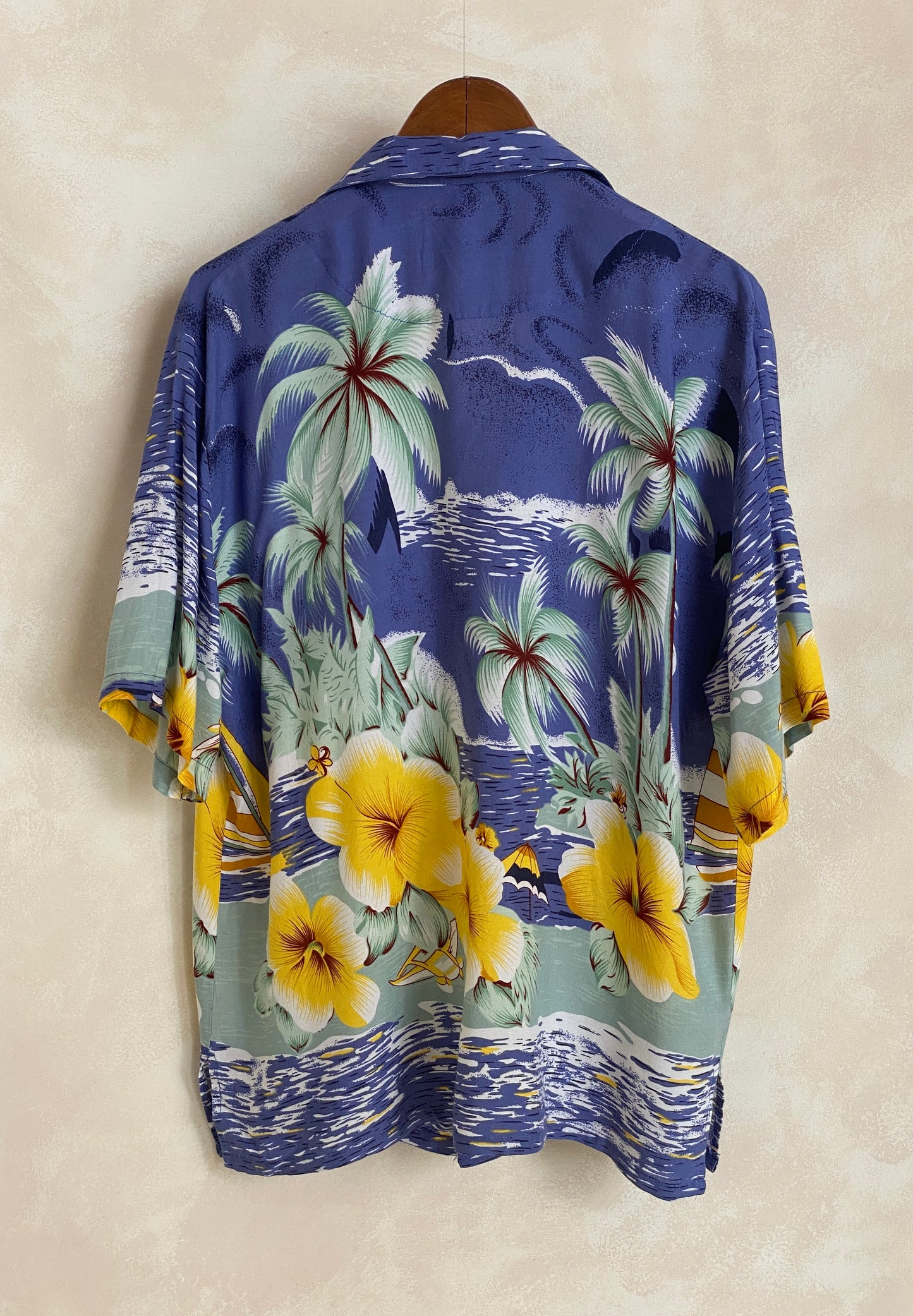 Size Large. Vintage 90s Hawaiian shirt
