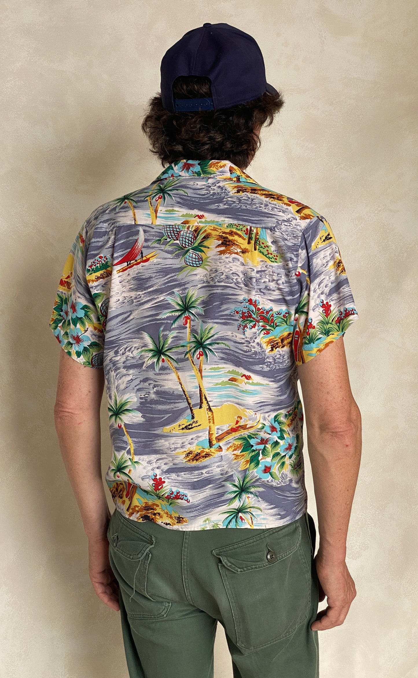 Size 14/16 youth . Vintage 90s Hawaiian shirt