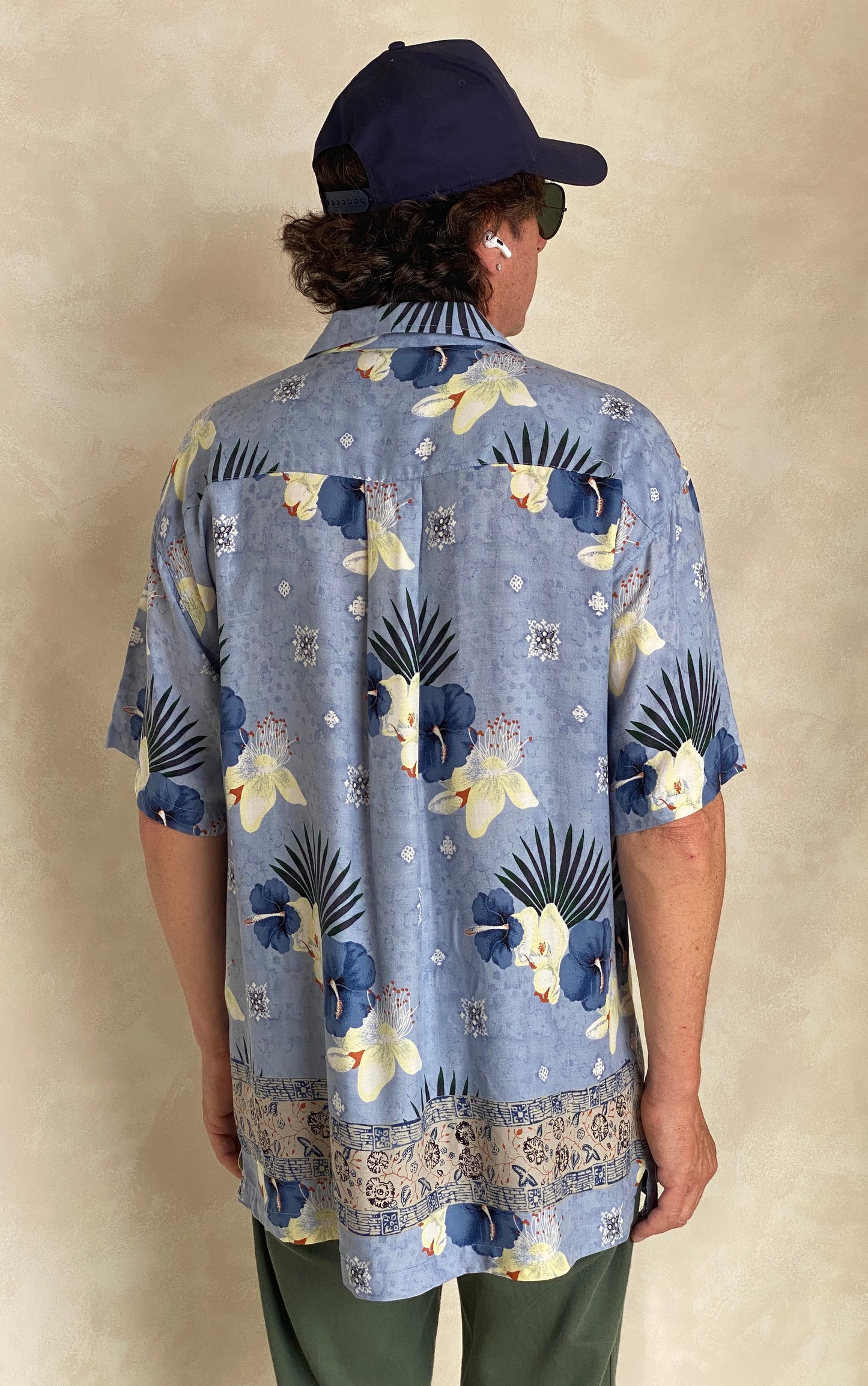 Size Large. Vintage 90s Hawaiian shirt