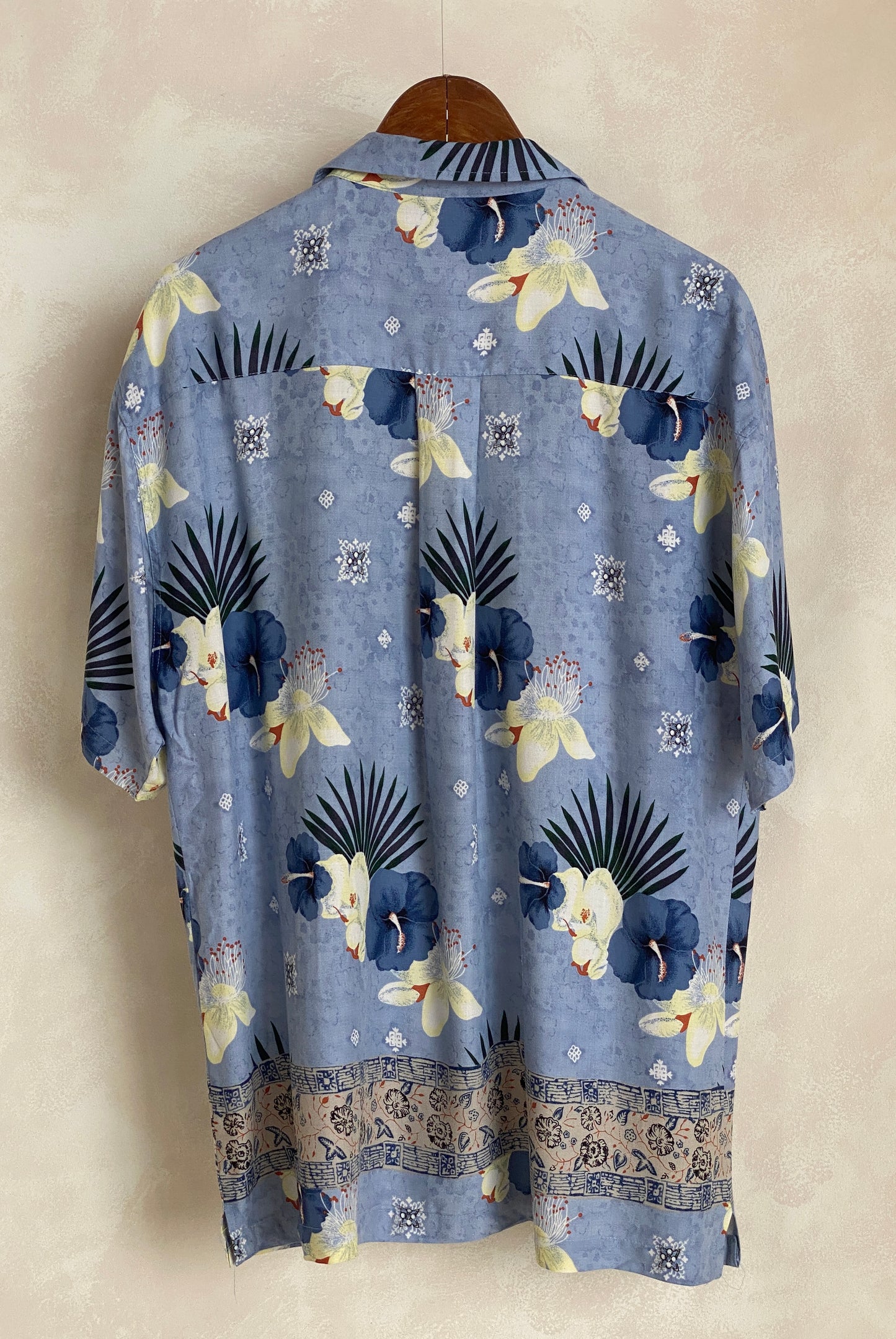 Size Large. Vintage 90s Hawaiian shirt