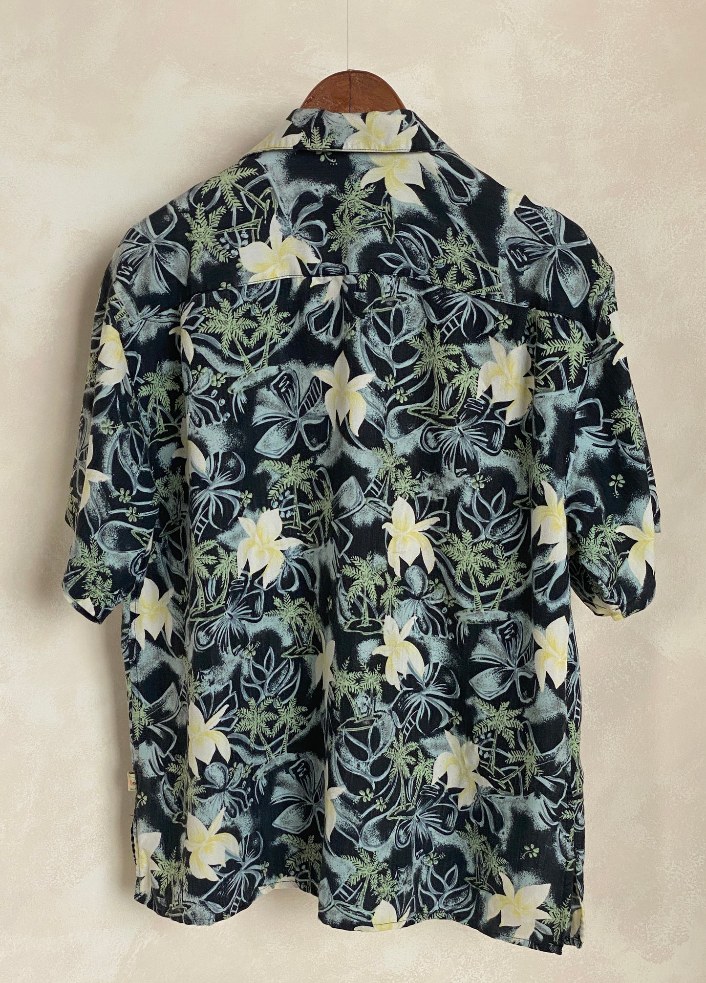 Size Large. Vintage 90s Hawaiian shirt