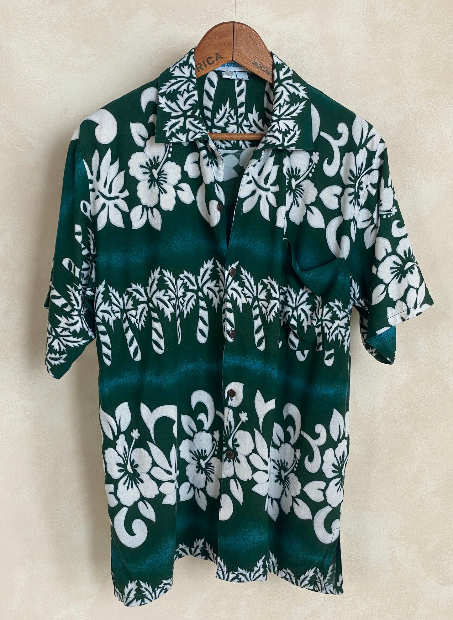 Size Large. Vintage 90s Hawaiian shirt
