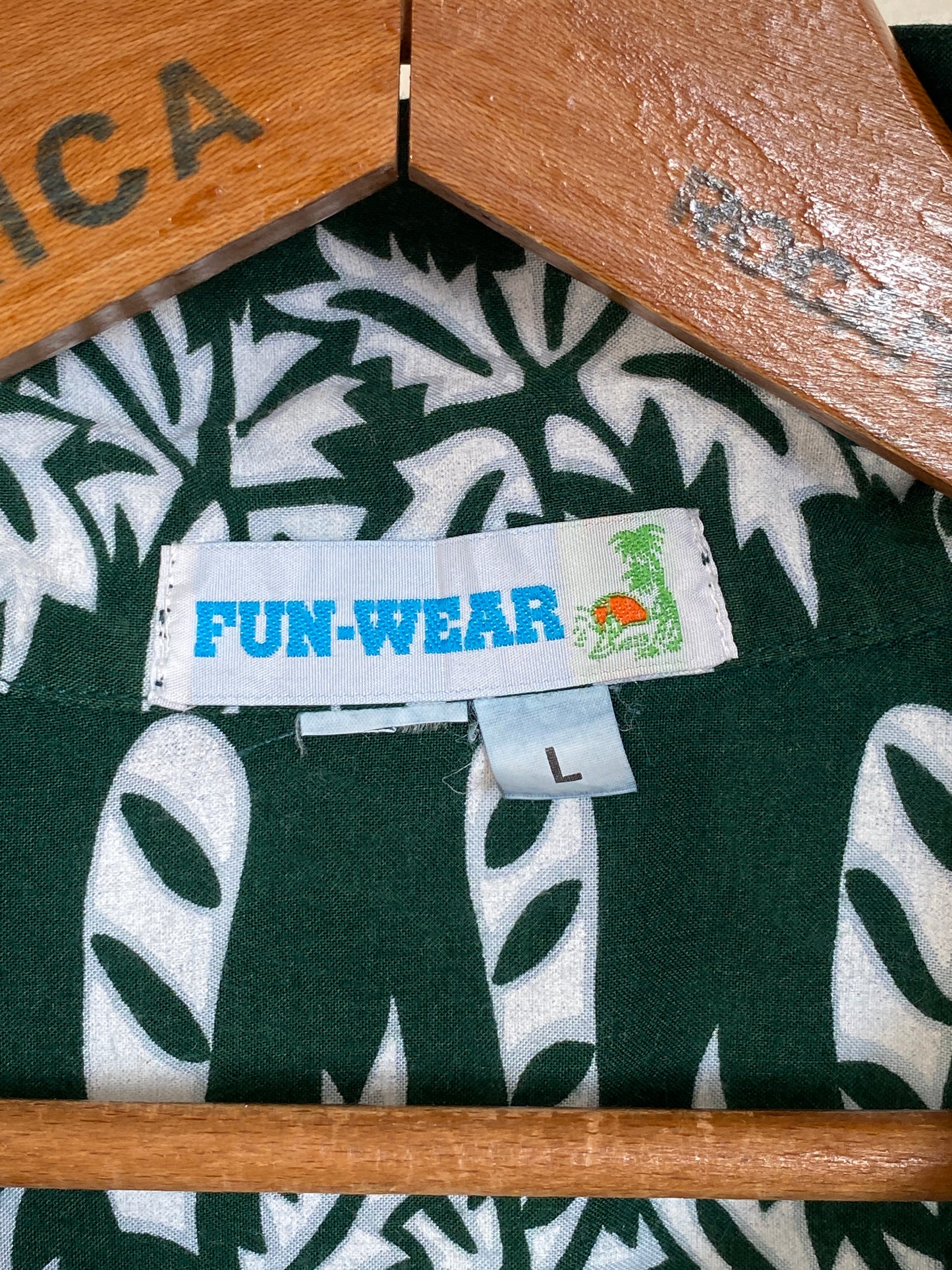 Size Large. Vintage 90s Hawaiian shirt