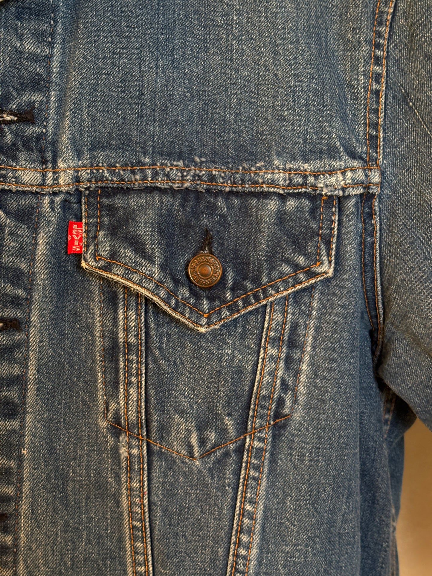 Size 42-44US / 52-54EU . Vintage 70s Levi’s Denim Jacket – 2 Pockets – Made in USA
