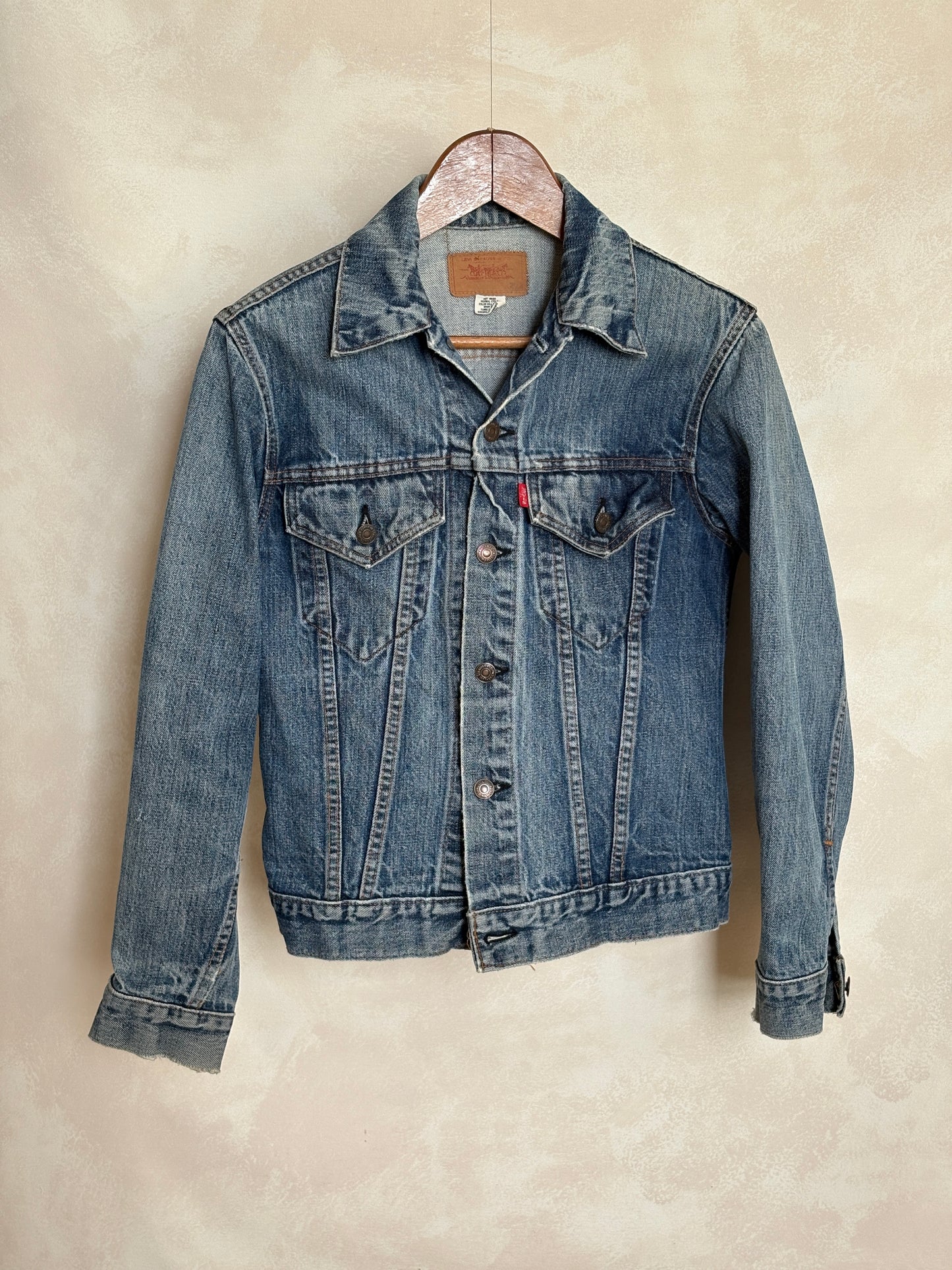 Size 36-38US / 46-48EU .Vintage 70s Levi’s Denim Jacket – 2 Pockets – Made in USA
