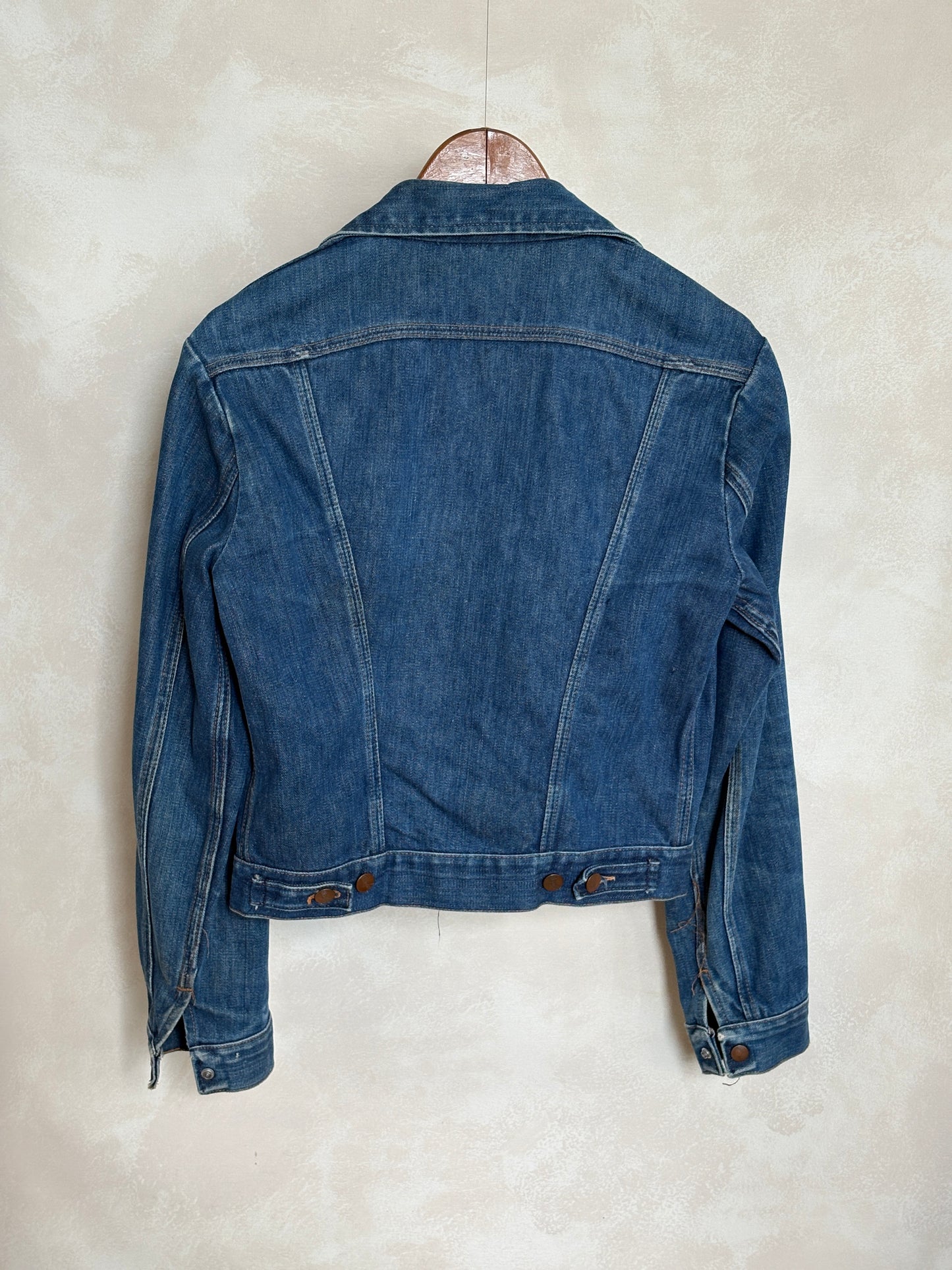 Size 34US / 44EU. Authentic 80s Wrangler denim jacket -4 pockets- Made in the USA