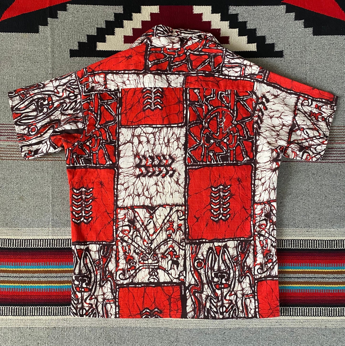 Vintage 70s Hawaiian cotton shirt made by Island Creations. Size Medium