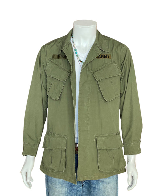 Small Reg. Authentic 1968 US Army Vintage tropical Vietnam  jungle jacket.