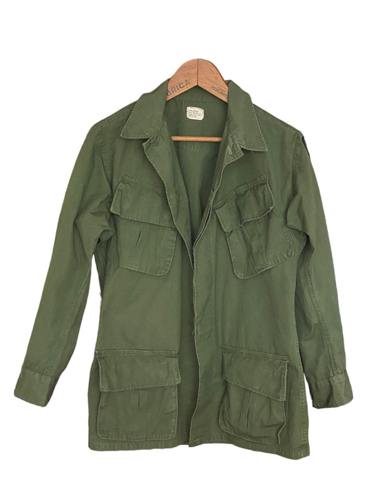 Small Reg. Authentic 1969 US Army Vintage tropical Vietnam  jungle jacket.