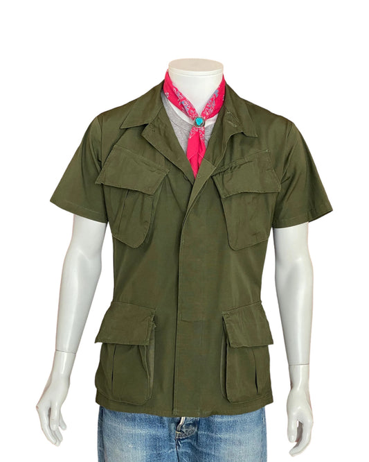 Small short. Authentic 1969 US Army Vintage tropical Vietnam  jungle jacket.