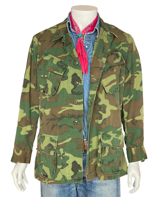 Med Reg. Authentic 1969 US Army Vietnam era Erld camouflage jungle jacket