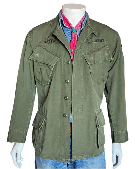 Med Short. Authentic 1970 US Army Vintage Vietnam  jungle jacket..