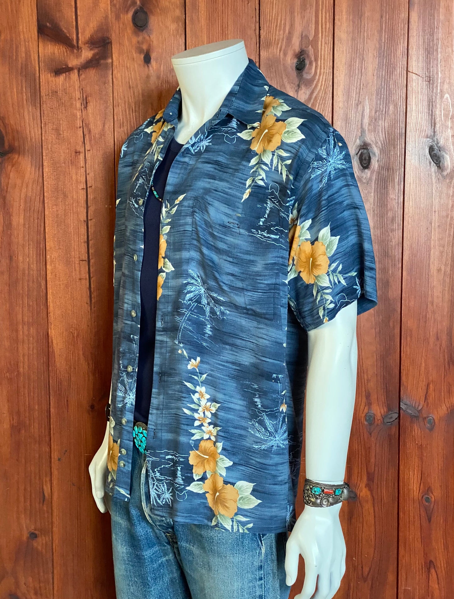 Size Small. Vintage 90s Hawaiian rayon shirt made by Van Heusen