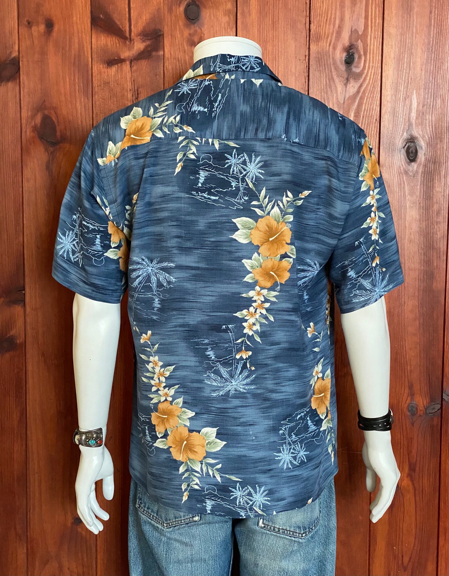 Size Small. Vintage 90s Hawaiian rayon shirt made by Van Heusen